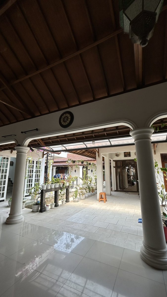 soberswordsman's tweet photo. ini alasan kenapa dari dulu gw selalu jadi anak rumahan.. karna alhamdulillah rumah gw se pw ini 😭 (lagi berantakan karna lagi renov) AAAARGHH makin gak mau balik ke perantauan https://t.co/u6qYasywAi