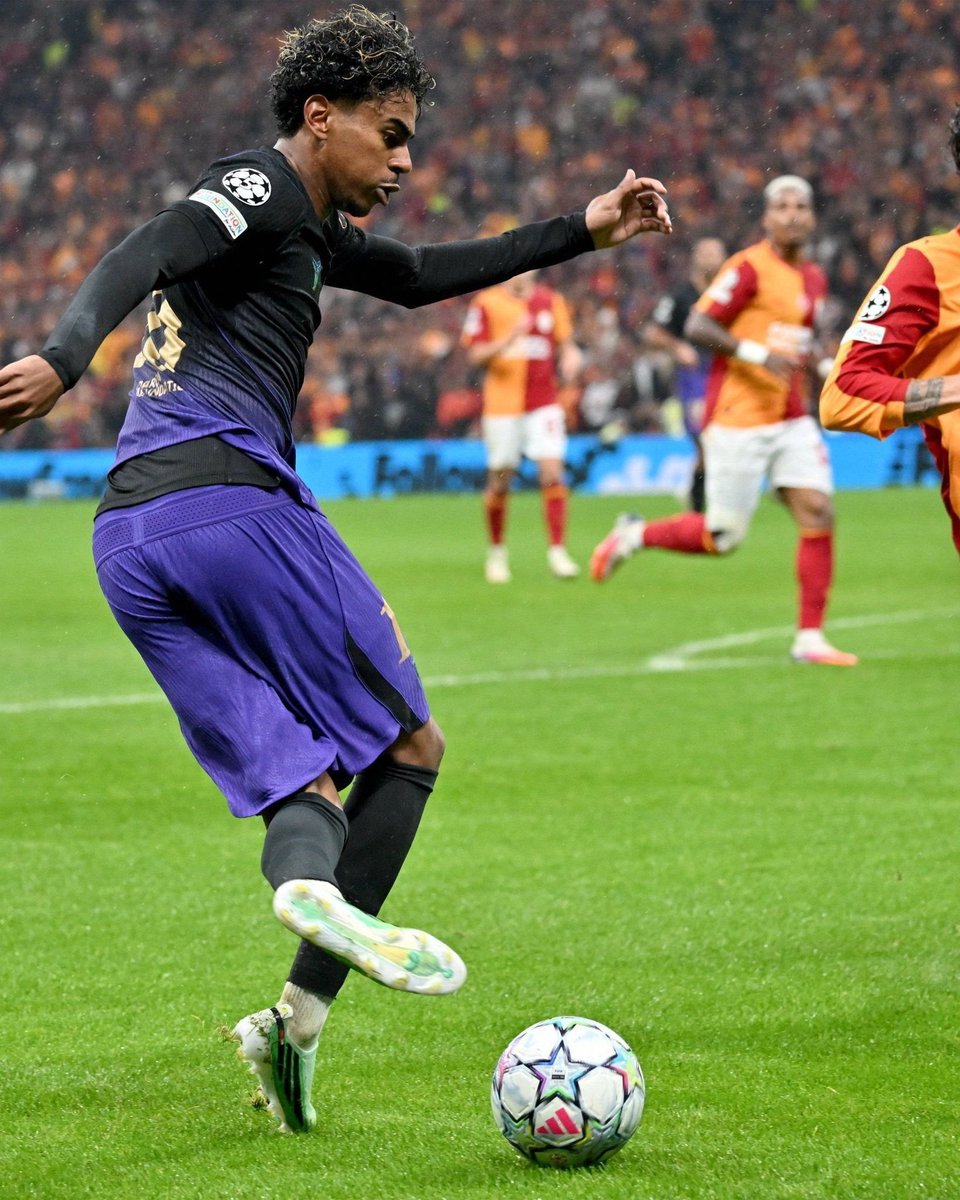 BarcaUniversal's tweet photo. 🚨 @xavierbosch: "Lamine Yamal is reaching the point where defenders are no longer preparing for known moves. He is inventing new ones.

That flip-flap into a rabona against Galatasaray was ridiculous, but what makes it special is that it was intentional, controlled and effective.

At 19, Lamine is already creating skills that need their own name.

The "Lamininha" might actually stick."