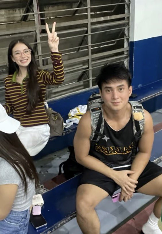 ash_ibrrsmth's tweet photo. after ng mga ganap nila kahapon nagbasketball pa pala si pogi, walang kapaguran ang mga naka koo!

#JMFyang https://t.co/SyYNMvN2fE