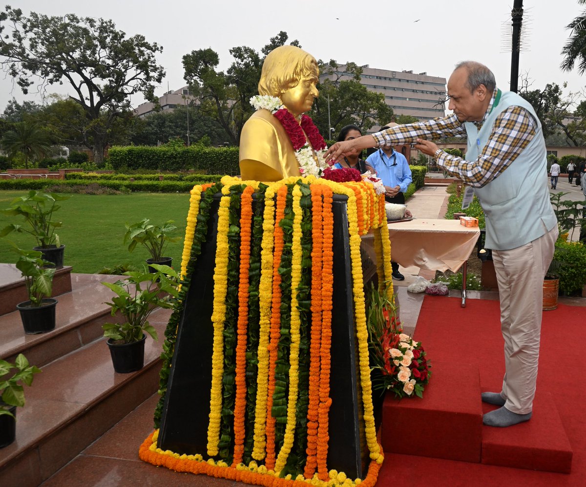DRDO_India's tweet photo. Remembering the Missile Man of India, Dr APJ Abdul Kalam, on his birth anniversary, DRDO pays tribute to his enduring legacy and invaluable contributions to science, defence technology and nation-building.

His vision of a technologically empowered and self-reliant India continues to inspire generations of scientists, innovators and young minds. His legacy lives on through every innovation, every breakthrough and every endeavour towards a stronger and self-reliant India.

On the occasion, DGs, Directors and scientists of DRDO paid floral tribute at the bust of Dr Kalam at DRDO Bhawan, New Delhi.

#APJAbdulKalam #MissileManOfIndia #AtmanirbharBharat #NationBuilding