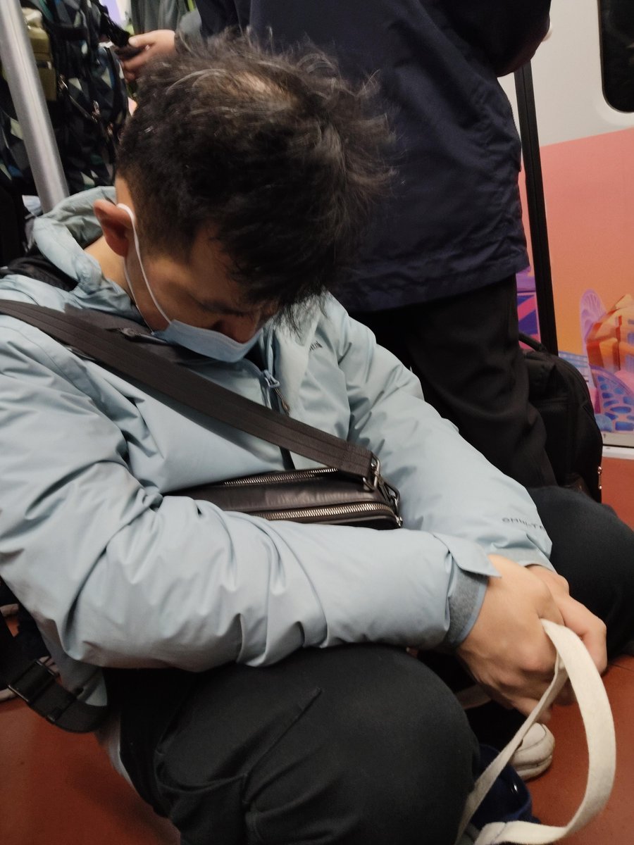 DeepJos30308611's tweet photo. [Today's energy level: 0! The early morning commute really has me feeling utterly drained. ]， https://t.co/Zbgo85lBL8