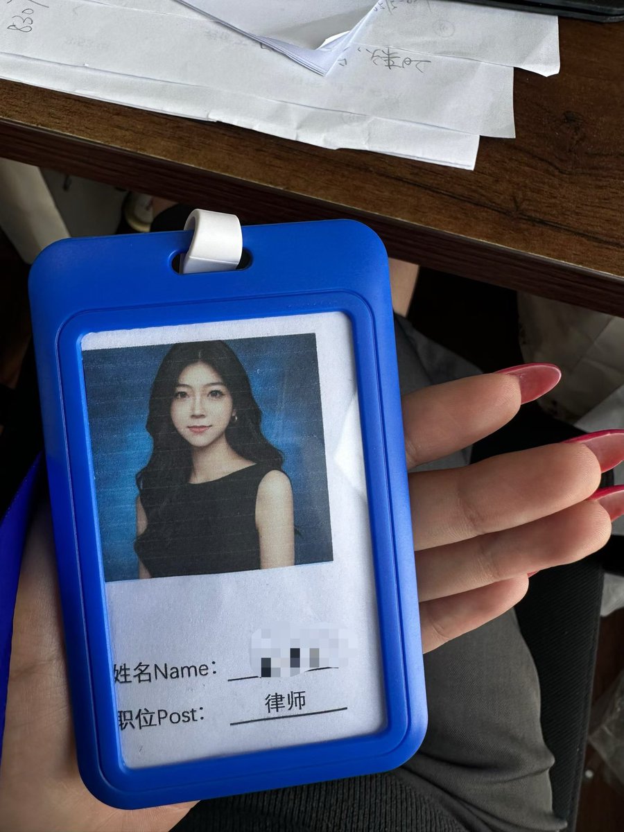houjiyun's tweet photo. 白天她是律师，板着脸在法庭对峙公堂
夜里穿上黑丝高跟 坐上刑椅 渴望被调
电动牙刷在她脚底嫩肉上游走
咄咄逼人的嘴成了求饶的唯一方式
可能是压力太大了吧，需要一个发泄方式
苏律师告诉我已经爱上被tk了🦶
入🚪 观看所有完整版  可定制  
#挠脚心 #tickle #tk #s #恋足 https://t.co/b6oapEJxDY