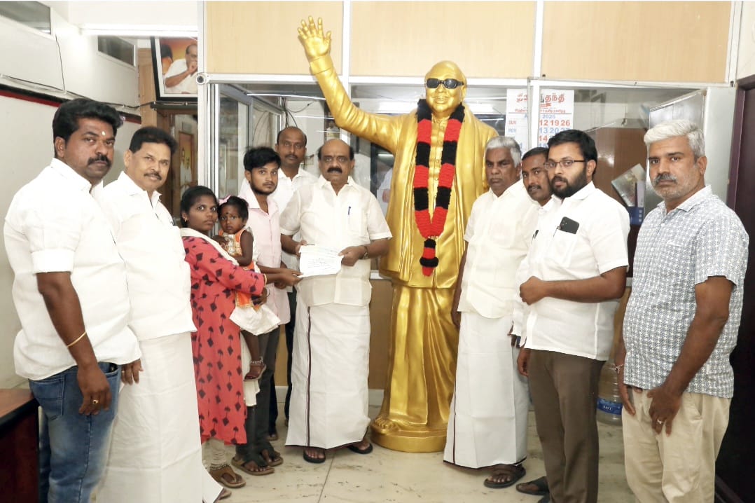 dmk_youthwing's tweet photo. கழகத் தலைவர் @mkstalin அவர்களின் வழிகாட்டுதலில், இளைஞர் அணிச் செயலாளராக, மாண்புமிகு எதிர்க்கட்சித் தலைவர் @Udhaystalin அவர்கள் பொறுப்பேற்றதில் இருந்து, இளைஞர் அணி அறக்கட்டளை மூலம் கல்வி, மருத்துவம் மற்றும் கழக முன்னோடிகளுக்குப் பொற்கிழி எனப் பல்வேறு நிதி உதவிகள் தொடர்ந்து வழங்கப்பட்டு வருகிறது.

அந்த வகையில், அக்டோபர் மாதத்தில் நிதி உதவிகளைப் பெறும் பயனாளிகளுக்கான காசோலைகளை இளைஞர் அணிச் செயலாளர் உதயநிதி ஸ்டாலின் அவர்கள் வழங்கினார்.

இந்தக் காசோலைகள், அந்தந்த மாவட்டக் கழகச் செயலாளர் முன்னிலையில், இளைஞர் அணி அமைப்பாளர் - துணை அமைப்பாளர்கள் மற்றும் கழக நிர்வாகிகள் ஆகியோர் மூலம் பயனாளிகளிடம் வழங்கப்பட்டன.      

மருத்துவ உதவி  

1.கு.அருண்பிரகாஷ், திருப்பூர் மத்திய மாவட்டம். 
2.ஜெ.சதீஷ்குமார், திருப்பத்தூர் மாவட்டம்.
3.அ.வேணுகோபால், திருவள்ளூர் மத்திய மாவட்டம். 
4.பி.தனலட்சுமி, சென்னை மேற்கு மாவட்டம்.