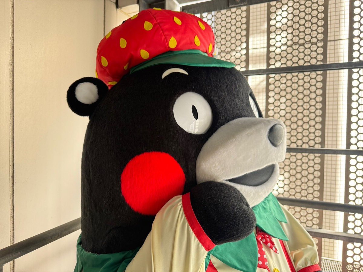 55_kumamon's tweet photo. みのりの秋、果物が美味しい季節だモン！ばっ！こんなところに、たいぎゃふとかいちごだモン！いちごの季節、待ちどおしかモーン・・・☆ https://t.co/wfzFRhWtG4