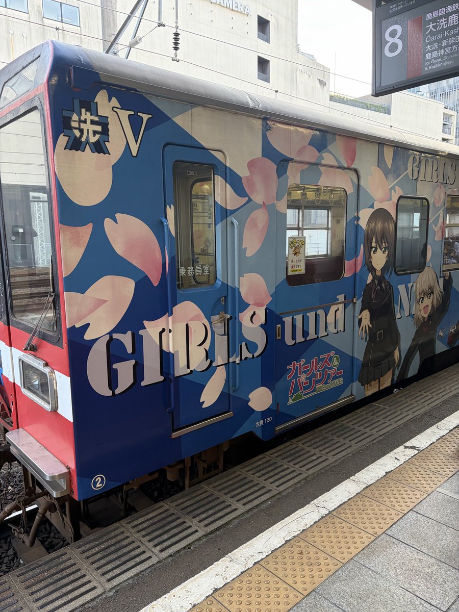 16g_emptybox's tweet photo. ガルパンのラッピング電車に遭遇🚃 https://t.co/pKs2MCghs1