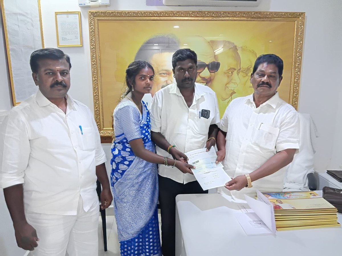 dmk_youthwing's tweet photo. கழகத் தலைவர் @mkstalin அவர்களின் வழிகாட்டுதலில், இளைஞர் அணிச் செயலாளராக, மாண்புமிகு எதிர்க்கட்சித் தலைவர் @Udhaystalin அவர்கள் பொறுப்பேற்றதில் இருந்து, இளைஞர் அணி அறக்கட்டளை மூலம் கல்வி, மருத்துவம் மற்றும் கழக முன்னோடிகளுக்குப் பொற்கிழி எனப் பல்வேறு நிதி உதவிகள் தொடர்ந்து வழங்கப்பட்டு வருகிறது.

அந்த வகையில், அக்டோபர் மாதத்தில் நிதி உதவிகளைப் பெறும் பயனாளிகளுக்கான காசோலைகளை இளைஞர் அணிச் செயலாளர் உதயநிதி ஸ்டாலின் அவர்கள் வழங்கினார்.

இந்தக் காசோலைகள், அந்தந்த மாவட்டக் கழகச் செயலாளர் முன்னிலையில், இளைஞர் அணி அமைப்பாளர் - துணை அமைப்பாளர்கள் மற்றும் கழக நிர்வாகிகள் ஆகியோர் மூலம் பயனாளிகளிடம் வழங்கப்பட்டன.      

மருத்துவ உதவி  

1.கு.அருண்பிரகாஷ், திருப்பூர் மத்திய மாவட்டம். 
2.ஜெ.சதீஷ்குமார், திருப்பத்தூர் மாவட்டம்.
3.அ.வேணுகோபால், திருவள்ளூர் மத்திய மாவட்டம். 
4.பி.தனலட்சுமி, சென்னை மேற்கு மாவட்டம்.