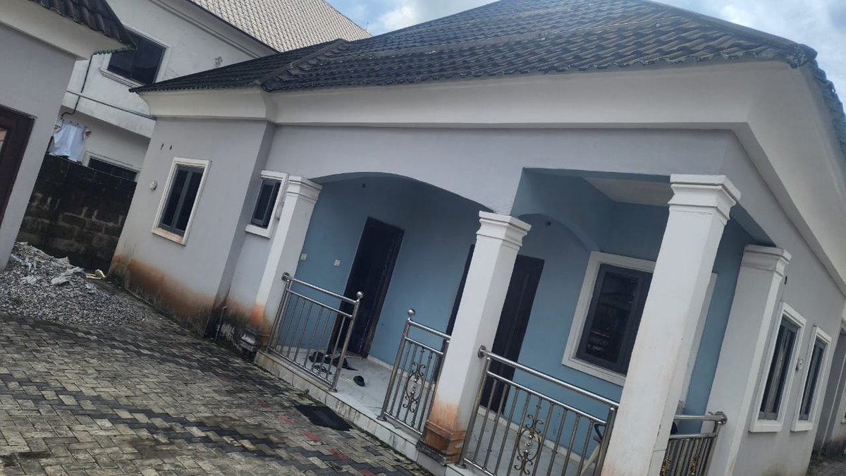 warriagentsfm's tweet photo. For sale!
A modern bungalow of 4 bedrooom and 2bedroom. All round P.O.P.
Land size:100x50 location:Osubi,Delta State.
Price:90m
Agency fee:5% (from buyer)
Note:Inspection fee is 10,000(Refundable after deal closes)

For inspection Call/WhatsApp WAF:08076558833, 08036351715 https://t.co/6shKonkZib