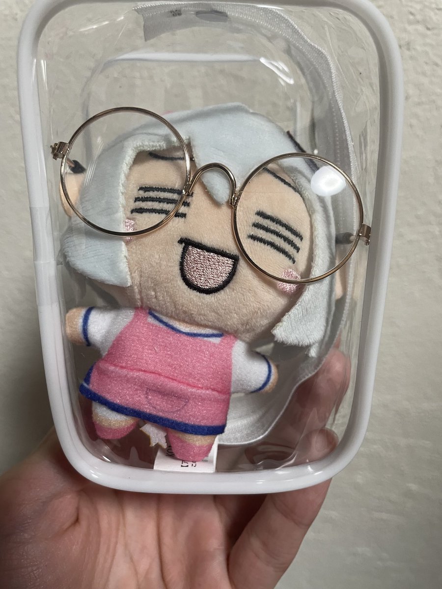 dokkanomusi64's tweet photo. 最近見られてるこの動画の解説ですがセリアのクリアポーチ（100円）を使ってます。うちのシロヱぬいは眼鏡をしてるので丁度いいぐらいですがないと結構スペースがあります
なのでイーパスやカードコネクト系を動画のようにすると支えになって結構安定しますヨ〜
#ボンガぬいぬい部 https://t.co/ojoNFqra0g