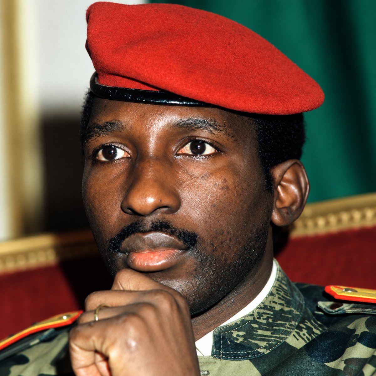 RedPlaneta2's tweet photo. #TalDíaComoHoy de 1987 fue asesinado Thomas Sankara, revolucionario marxista, panafricanista y presidente de Burkina Faso. Un golpe de Estado dirigido por Blaise Compaoré, su antiguo compañero de lucha, acabó con su vida y la de otros doce camaradas y puso fin al gobierno de la Revolución Democrática y Popular.

Nacido en la entonces colonia francesa de Alto Volta, Sankara se radicalizó durante su formación militar en Madagascar, donde presenció las movilizaciones de 1972 que derribaron el régimen de Philibert Tsiranana. De regreso a su país, fundó con otros oficiales la Agrupación de Oficiales Comunistas. En enero de 1983 fue nombrado primer ministro por el presidente Jean-Baptiste Ouédraogo, pero sus posiciones revolucionarias precipitaron su destitución y arresto en mayo. La insurrección militar y la movilización popular del 4 de agosto de 1983 lo llevaron a la presidencia.

Comenzó entonces un proceso revolucionario que buscó romper la dependencia neocolonial y poner los recursos nacionales al servicio del pueblo trabajador. Su gobierno impulsó la reforma agraria para alcanzar la soberanía alimentaria, modernizar el campo y desarrollar industrias que transformaran las materias primas del país. Promovió campañas de vacunación y alfabetización, combatió la opresión de las mujeres y llamó a campesinos y trabajadores a participar en la transformación del país mediante los Comités de Defensa de la Revolución. En 1984, Alto Volta adoptó el nombre de Burkina Faso: "tierra de los hombres íntegros."

Thomas Sankaea era un firma internacionalista y panafricanista revolucionario y defendió la unidad africana contra el imperialismo y la necesidad de África a producir, transformar y consumir lo que sus habitantes necesitaban. Denunció la deuda externa como mecanismo de sometimiento y comprendió que la independencia política debía ser seguida por la económica para que la primera fuera plena.

En aquel 15 de octubre de 1987 no asesinaron solamente a Sankara. El golpe acabó un proceso revolucionario que había movilizado a un pueblo para desafiar el orden neocolonial.

​"La deuda en su forma actual es una reconquista colonial de África cuidadosamente organizada, para que su crecimiento y su desarrollo obedezcan a normas que nos son totalmente ajenas. Es un sistema diseñado para que cada uno de nosotros se convierta en el esclavo financiero, es decir, en el esclavo sin más, de aquellos que tuvieron la oportunidad, la astucia y el cinismo de invertir sus fondos en nuestros países con la obligación de que se los devolvamos. Nos hablan del deber moral de pagar. Pero la moral de los explotadores no es la nuestra. Para nosotros, la deuda es el neocolonialismo, y los antiguos colonizadores se han transformado en 'asistentes técnicos'; o mejor dicho, deberíamos llamarlos 'asesinos técnicos'."
-Thomas Sankara (1987): Un frente unido contra la deuda.