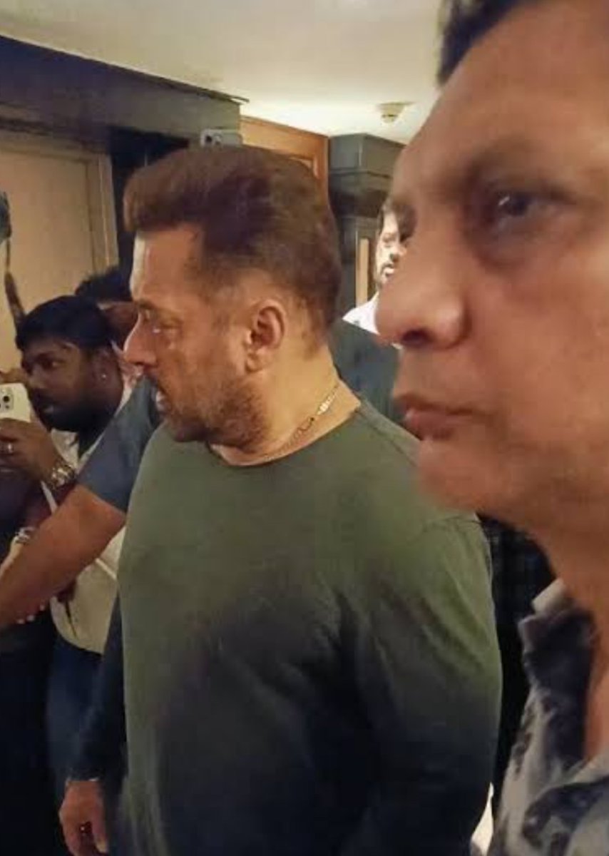 naamyadaaaaam's tweet photo. @BBossLivefeed Sabko mard bano ,mard bano bolti, ek baar iske mard ko bhi dekh lo bc https://t.co/MqOpiLRrkP