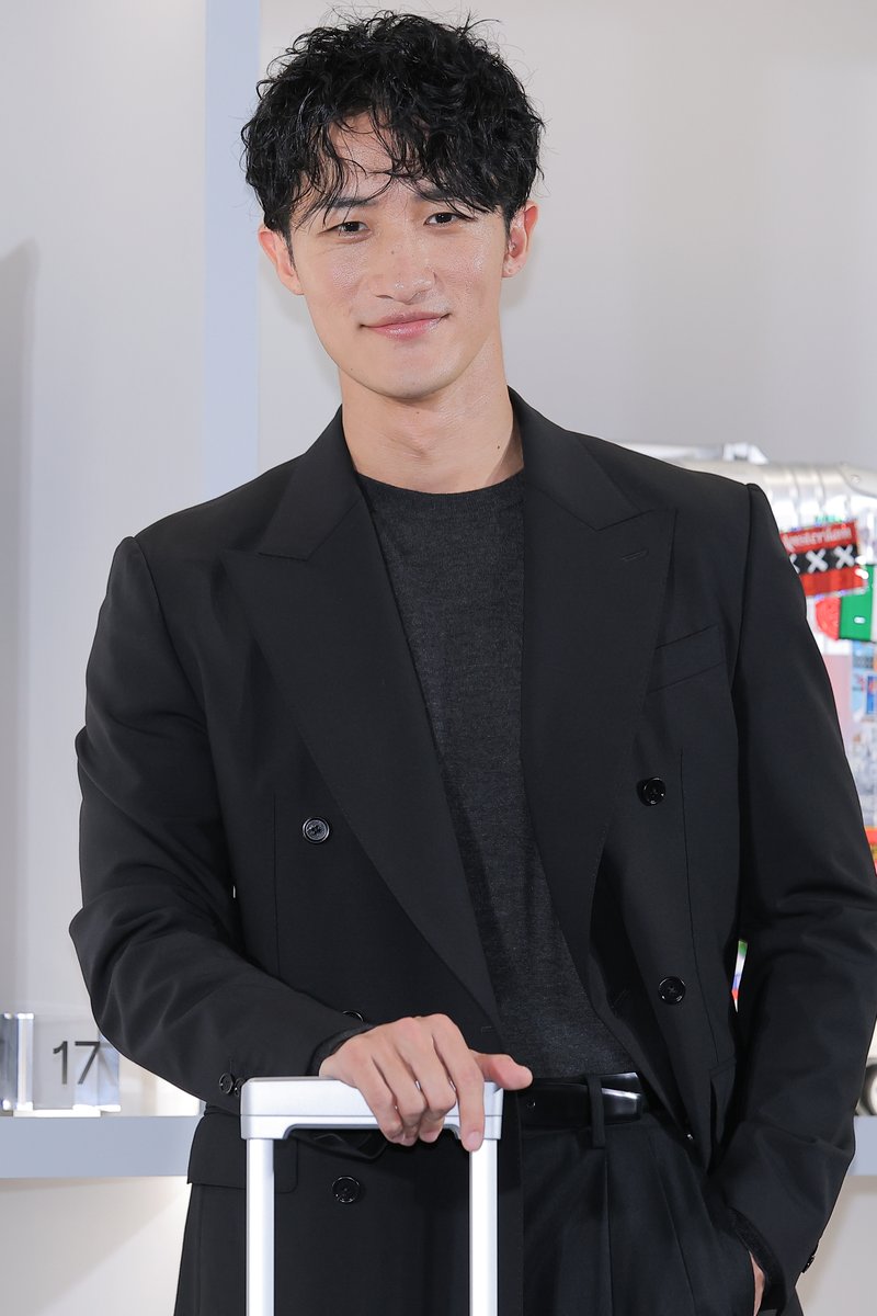 encountofficial's tweet photo. 【#𝐄𝐍𝐂𝐎𝐔𝐍𝐓 𝐏𝐇𝐎𝐓𝐎】

Snow Man #岩本照
RIMOWAポップアップイベントに登場✈️🧳

🖇️https://t.co/HimHO8iCOB
🖇️https://t.co/U5rPf63Kxj

ライブ前には10kmラン！
「コンサートが夜だったら午前中に。それはルーティンなので」

#SnowMan ＠SN__20200122 https://t.co/6Ro8Xd2kQm