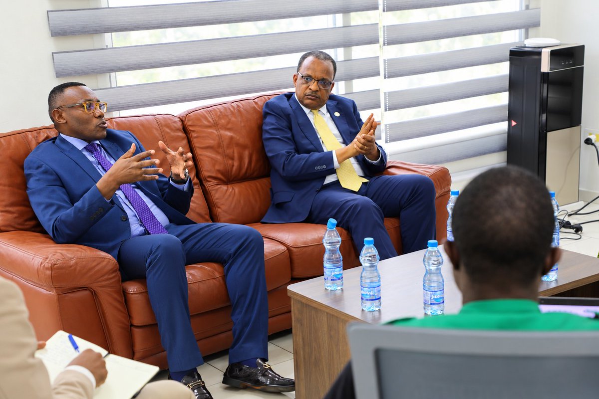 AfricaCDC's tweet photo. Le Centre de coordination régional d’Africa CDC a été le théâtre d’une rencontre stratégique entre le Dr Athman Mravili , Représentant résident de la @FAO pour le Gabon et São Tomé-et-Príncipe, et le Dr Thaddee Ndikumana, Représentant spécial du Directeur général d’Africa CDC pour l’Afrique centrale.

Cette collaboration prometteuse s’articule autour de l’approche « Une seule santé ». Les échanges ont également exploré des opportunités de coopération via le Fonds pour les pandémies et l’intégration avec la CEEAC et la CEMAC/OCEAC. 

La FAO a réaffirmé son engagement à collaborer avec Africa CDC pour élaborer un protocole d’accord, ouvrant la voie à des échanges techniques et à la définition de priorités communes.

#AfricaReady #FAO #OneHealth #UneSeuleSanté #Gabon #SécuritéSanitaire