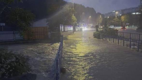 mkulunk's tweet photo. İSTANBUL, AFFET BİZİ.

İlk söz:
Su akar yatağını bulur.
Tanrının değirmeni ağır işler ama iyi öğütür.
Toplumların hak ve hukukuyla oynama gözyaşları çok ağır cevapların ortaya çıkmasını sebep olur.

Şimdi.

İstanbulluyuz…
Canımız İstanbul’umuz,
iki gözümüzün nuru,
ruhumuzun başkenti…

Sana bakmaya kıyamadığımız,
gözlerinin içine baktığımızda
kendi varlığımızı unuttuğumuz İstanbul’umuz…

Tepelerinden Topkapı’ya,
Eminönü’nden Beşiktaş’a,
Beykoz’dan Sarıyer’e,
Fatih’ten Galata’ya,
Beyoğlu’ndan İstanbul’un dört bir yanına
her baktığımızda içimizi başka bir heyecanın kapladığı şehrimiz…

Sana çok zulmetmişiz 
Senin hukukunu yok sayarak.
Kutsalsız ve kuralsız para kazanmak uğruna.
Seni para tapınanların tapınağı haline getirmek istediler el birliği ile.

İstanbul.
Sana çok haksızlık etmişiz.
Hukukunu korumak için
neredeyse hiç çaba göstermemişiz.

“Taşı toprağı altın şehir” demişiz.
Yoksulluğumuzu, imkânsızlıklarımızı sırtımıza vurup
bir umut, bir imkân buluruz diye sana koşmuşuz.

Sen merhamet dolu göğsünü açmış,
“Buyurun, hoş geldiniz, sefalar getirdiniz.
Altın olan taşımdan, toprağımdan
siz de nasibinizi alın,” demişsin.

Sana koşanlara yâr olmuşsun.
Ekmek demişler, ekmek olmuşsun.
Sevgi demişler, sevgi olmuşsun.
Aşk demişler, aşk olmuşsun.

Ama biz sana öyle kıymışız ki
betonlar bile isyan eder hâle gelmiş:
“Ben İstanbul’a zulmetmek istemiyorum,” demiş.

Sen zenginlik üretmişsin;
ama toprağına dikilmemesi gereken binalar dikilmiş,
kurulmaması gereken şehirler kurulmuş.

Seçilmiş olanlar,
seçilmiş olmayı her şey sanmış.
Koca İstanbul’un kaderi,
üç beş imar komisyonu üyesinin kararlarına bırakılmış.

Şehir isyan ettiğinde,
“Sen bilmezsin, biz seçildik,” demişler.

Oysa sen, İstanbul,
sana gelen hiç kimseyi geri çevirmedin.
Hiç kimseyi bağrından atmadın.

Şimdi Cumhuriyet tarihinin en yoğun yağmurlarından biriyle
bize bir kez daha gösterdin:
Sana kim zulmetti,
kim kötülük etti,
kim acımasız ve merhametsiz davrandı…

Hepsini bir bir deşifre ettin.
“İşte bunlar,” dedin.

Elbette masumlar da var.
Sen masumları da ayırdın;
bizim de ayırmamız gerekir.

Şimdi birbirimizi suçlama zamanı değil.
“O yaptı, bu yaptı, şu yaptı,” diyerek
meseleyi hakikatinden koparmanın da zamanı değil.

Doğanın kendine ait bir uyumu,
bir dengesi, bir düzeni vardır.
O düzeni zorlamanın bedelini
bir gün doğa insana ödetir.

Dere yataklarına evler yapılmasına izin verir,
suların önünü betonla keser,
dere çevrelerini beton yığınlarına dönüştürürseniz
bir gecede hayatlar altüst olur.

Doğa intikam almaz belki;
ama bozduğumuz dengeyi
bize en ağır biçimde hatırlatır.

Fakat İstanbul’a yaşatılan bu felaketlerin
en başta gelen sebeplerinden biri de
yıllardır süren imar anlayışıdır.

Bir belediye başkanı adayı ya da seçilmiş bir yönetici,
ilk açıklamasında şöyle diyor:

“İmar planlarındaki yanlışları düzelteceğiz.”

Alkış, alkış, alkış!

Hooop… Bir dakika!
Ne alkışı?
Bu cümleyi daha kaç kez işiteceğiz?

Daha üçüncü ayda başlıyor:
“Kat bahçesi” deniyor,
“çatı piyesi” deniyor…
Böl, çıkar, topla, çarp…
Say say bitmiyor.

Sonuç mu?
İmar emsalleri 0,25’ten 0,50’ye çıkıyor;
bazı yerlerde katlamalı emsal artışları ekleniyor.

Alkış, alkış, alkış!

Mesele, siyasi yelpazenin neresinde olduğun değil.
Mesele, İstanbul’u kenarından köşesinden
nasıl hançerlediğindir.

Bırakın artık janjanlı imar planı mavralarını.
İstanbul’un ihtiyacı yeni sözler değil;
şehrin hukukunu koruyan,
doğanın dengesini gözeten,
ranta değil insana ve İstanbul’a hesap veren
bir şehir yönetimidir.

Şimdi yapılması gereken,
birbirimizi suçlamak değil;
İstanbul’un sesini duymak,
şehir planlamasını yeniden gözden geçirmek
ve gelecek kırk yılı bugünden düşünmektir.

Umarım bu dersleri alır,
İstanbul’un hukukunu koruyacak
yöneticilerle buluşuruz.

Affet bizi İstanbul…
Seni sevdik;
ama seni korumayı öğrenemedik.

#İstanbul