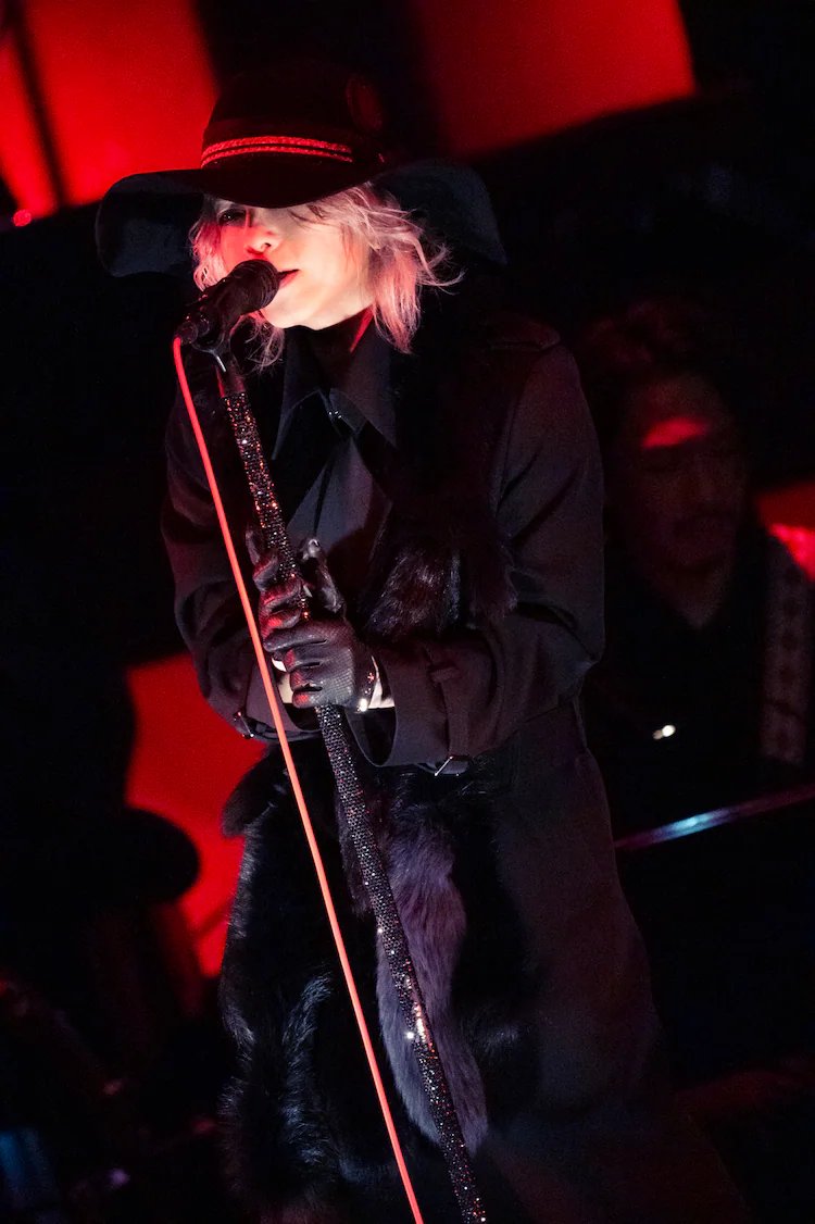 MH_Ginko's tweet photo. HYDEがおじいちゃんになったってよく言うけどね、
お前らなんも分かってないよ
カスいよほんと

HYDEのカッコ良さはな、
すっぴん無加工も普段からさらけ出す所と、

何より、
「ライブで変身するところ」
なんだよ。

このライブ、今年なんだぜ❓ https://t.co/zv2YpJnIrz