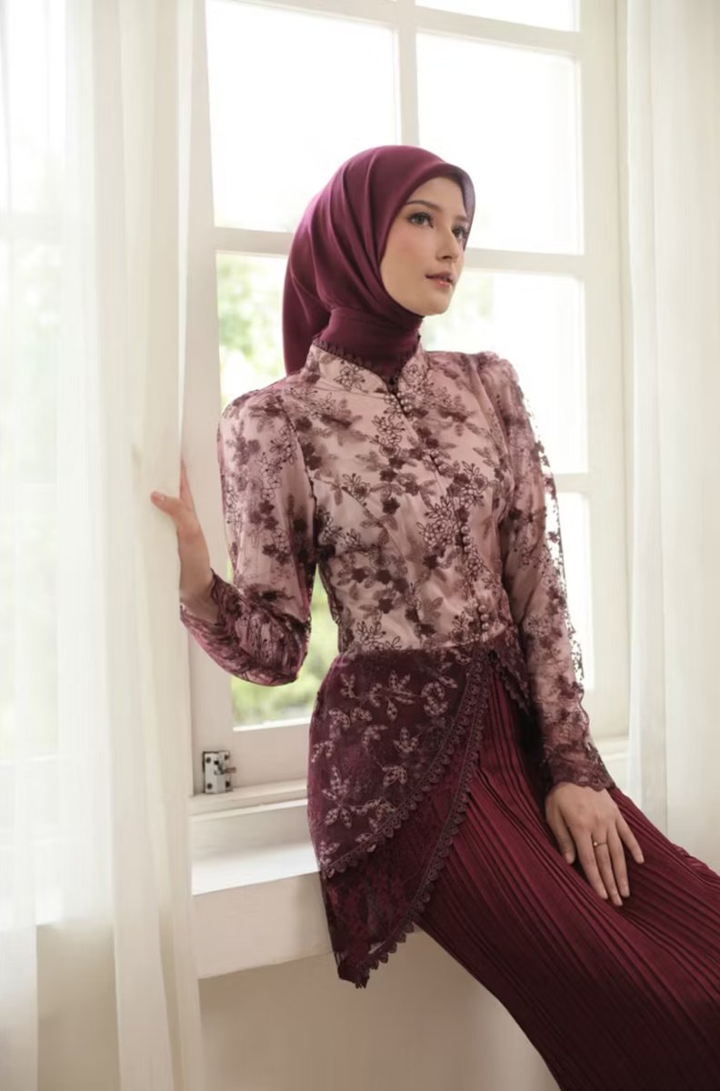 gaurisav's tweet photo. Set kebaya elegan yang cocok buat wisuda, lamaran, atau kondangan. Something new karena bawahan nya pakai rok satin plisket 🎓 https://t.co/yhJPeMrHxV