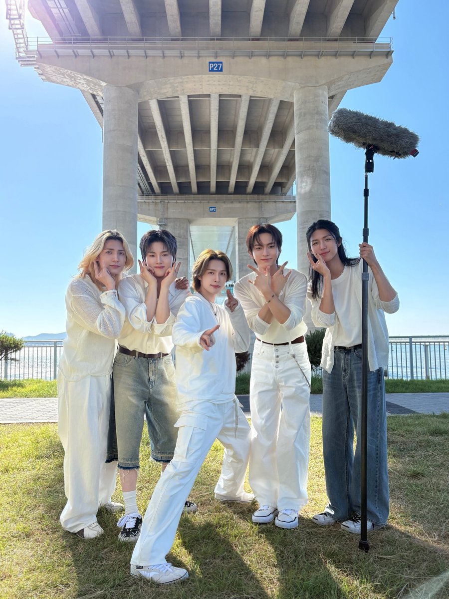 XH_official's tweet photo. [ #Xtra_Scenes ]

런즈들을 위한 야외녹음실🌊
우리도 Rock받침🤘하고 신나게 즐겼다 ‼️🎸

#XdinaryHeroes #엑스디너리히어로즈
#IMPULSE
#Obsessed_with_Youth
#WE_ARE_ALL_HEROES
#야외녹음실 https://t.co/4ic68wLPCS