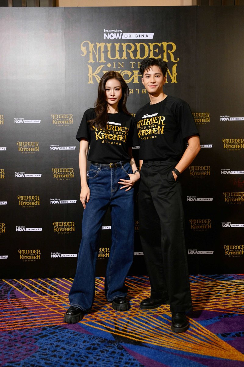 tingmonthly's tweet photo. “อิงฟ้า-แบงค์” นำทีมแถลงข่าวซีรีส์พีเรียดสืบสวน
ออริจินัลซีรีส์จาก TrueVisions NOW “สำรับฆาตกร Murder In The Kitchen”

เมื่อสำรับอาหารถูกปรุงด้วยความแค้น รสชาติที่ชวนหลงใหลกลายเป็นอาวุธ TrueVisions NOW ร่วมกับ บริษัท ชลลัมพี โปรดั๊กชั่น จำกัด จัดงานแถลงข่าวเปิดตัวซีรีส์พีเรียดสืบสวน “สำรับฆาตกร (Murder In The Kitchen)” นำโดย อิงฟ้า วราหะ และแบงค์-ธิติ มหาโยธารักษ์ พร้อมด้วย พิ้งกี้–สาวิกา ไชยเดช, เป็นไต๋-นัฐนิช ประดิษฐาน และ วีนา-ปวีนา ซิงห์ ร่วมเปิดเบื้องหลังความเข้มข้นกับ ต้น–ณฐนนท์ ชลลัมพี ผู้จัดฯ ณ โรงภาพยนตร์ 1 เมเจอร์ ซีนีเพล็กซ์ สุขุมวิท (เอกมัย) เมื่อวันก่อน

ภายในงานได้รับเกียรติจาก คุณองอาจ ประภากมล หัวหน้าสายงานทรูวิชั่นส์ และมีเดีย บริษัท ทรู คอร์ปอเรชั่น จำกัด (มหาชน) กล่าวต้อนรับสื่อมวลชน พร้อมนำเสนอ Official Trailer ก่อนเปิดตัวทีมนักแสดงและผู้จัด ร่วมพูดคุยถึงการทำงานในซีรีส์ที่ต้องถ่ายทอดทั้งบรรยากาศพีเรียดยุคปลายรัชกาลที่ 5 ต้นรัชกาลที่ 6 และความลึกลับของคดีสืบสวน ร่วมด้วยผู้โชคดีที่ได้เข้าร่วมกิจกรรมจากการตอบคำถามเกี่ยวกับซีรีส์ ทางTrueVisions NOW

ตามแกะรอยทุกเบาะแสหาความจริงไปพร้อมกันกับซีรีส์ TrueVisions NOW Original “สำรับฆาตกร Murder In The Kitchen” ทุกวันอังคาร เวลา 19.00 น. ทาง TrueVisions NOW เท่านั้น

#สำรับฆาตกร
#MurderInTheKitchen
#TrueVisionsNOW
#TrueVisionsNOWOriginal