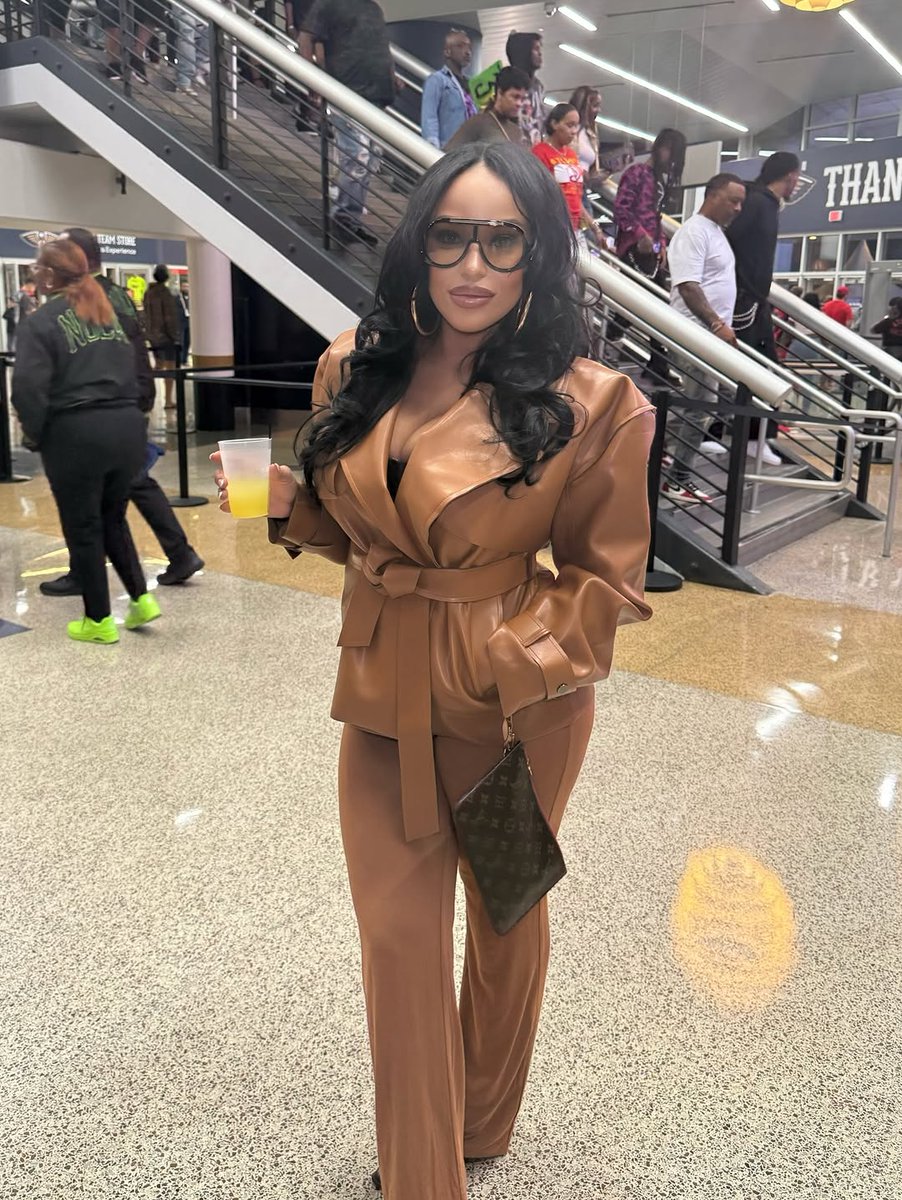 simplysiamone's tweet photo. Something about  class💅🏽 https://t.co/bIGZKlf4WU