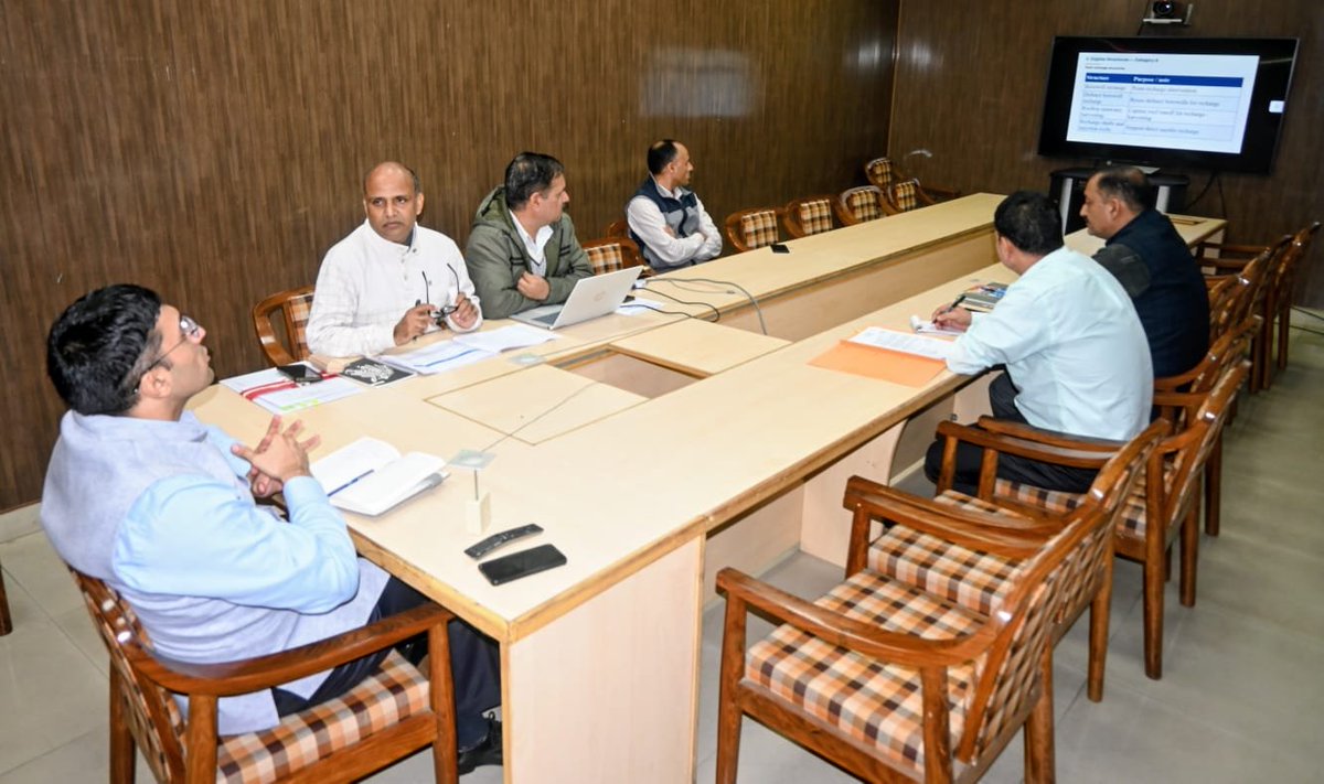 DCChamba's tweet photo. वर्षा जल संचयन और प्राकृतिक जल स्रोतों के पुनर्जीवन को दी जाए प्राथमिकता– उपायुक्त मुकेश रेपस्वाल

जल संचय जन भागीदारी कैच द रेन–2026 अभियान के तहत बैठक आयोजित https://t.co/ZG4LxaXJSj