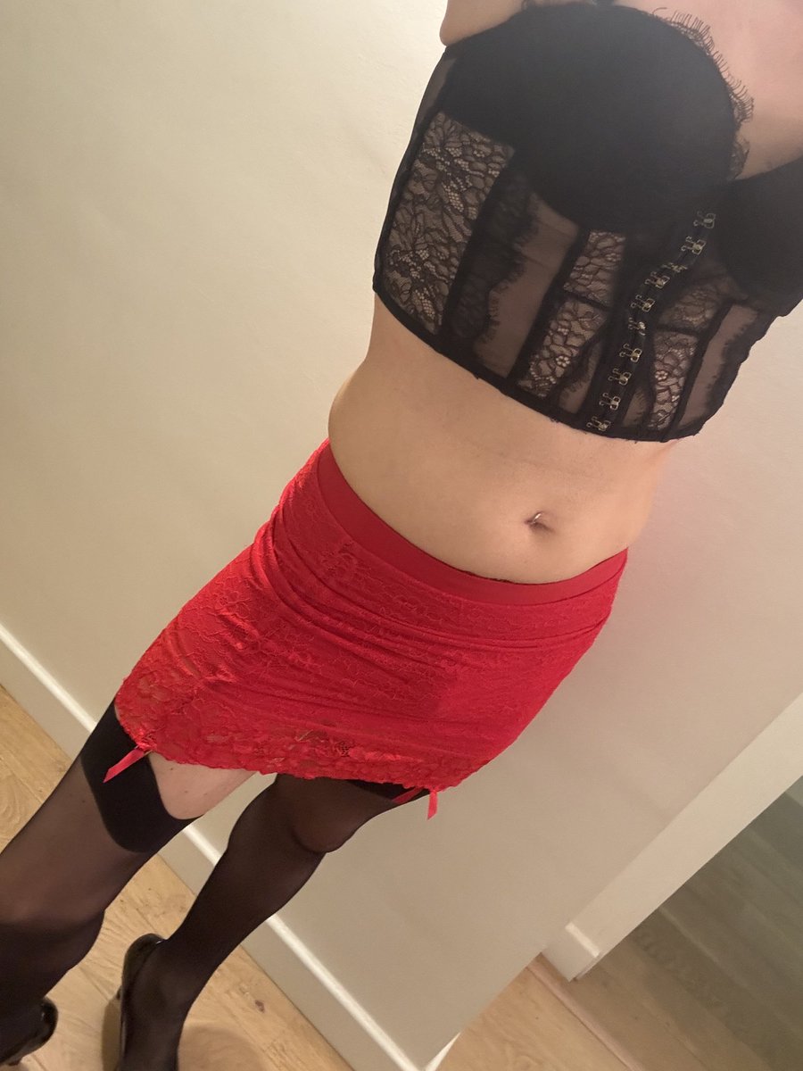 SissyMelody26's tweet photo. En télétravail et déjà en chaleur… corset noir en dentelle, mini-jupe rouge relevée, cage rose bien serrée qui dépasse 😩💦🔒
Je me sens toute offerte derrière l’écran.
Tu me mettrais à genoux tout de suite ou tu préfères d’abord me voir me toucher pour toi ?
❤️♠️❤️🔒💦👠
#sissy https://t.co/dkmlt6TdMP