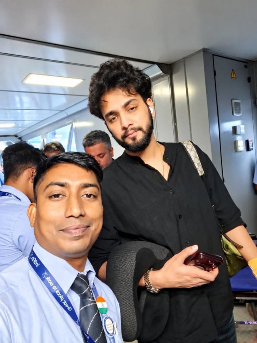 onestanddd's tweet photo. Fan moment in Airport❤️🔥

#ElvishYadav #ElvishArmy https://t.co/DI5VnLwCFx