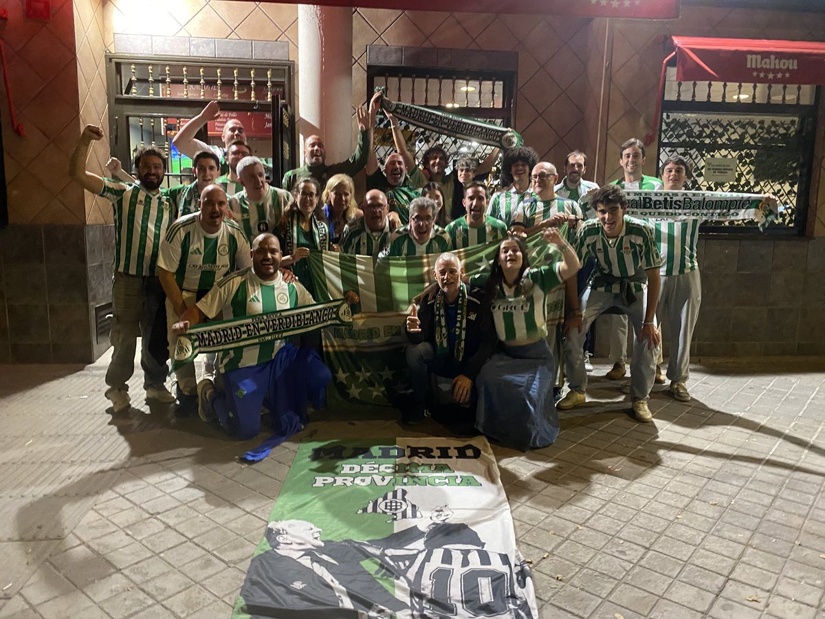 PB__MeV's tweet photo. 6/6! ÉSTO ES UNA LOCURA!
Una vez más mostrado que este Betis de Pellegrini va a llegar muy muy lejos! 💚🤍
#realbetis #betis #champions #abde #angelortiz #peñabeticamadridenverdiblanco https://t.co/zOsXDrRX1q