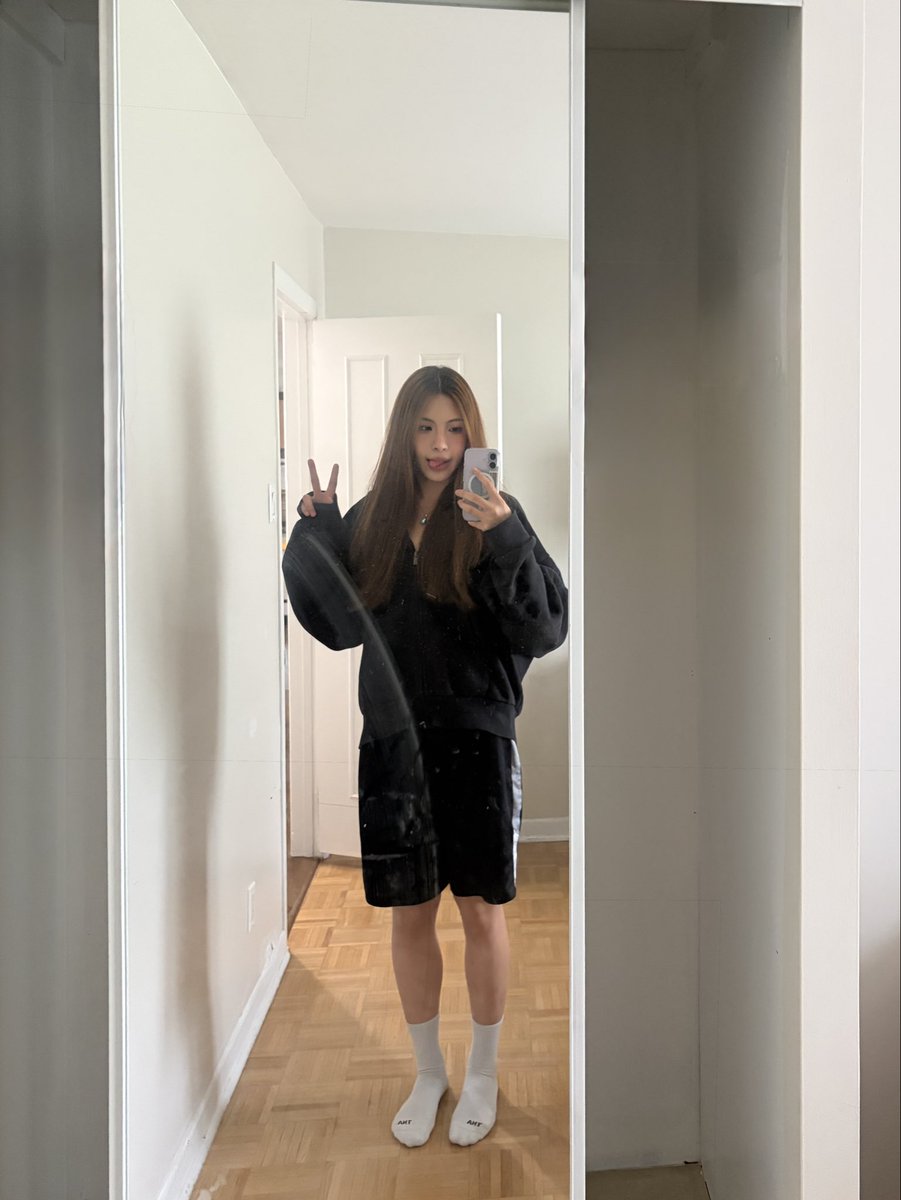 akaiyol's tweet photo. business casual vs street casual https://t.co/jMp4OFvJeA