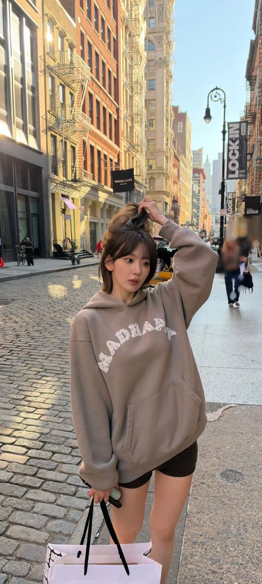 AKAone_'s tweet photo. #사쿠라 #Sakura #LESSERAFIM #르세라핌 #배경화면 #Wallpaper #LockScreen 
Sakura 261014 IG Wallpaper https://t.co/Oz0K16fmhV