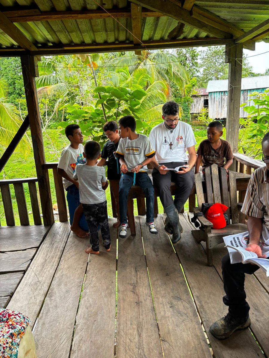 misionerospaul's tweet photo. 🇭🇳 "KUPIA KUMI", el testimonio de Mario Colás sobre su experiencia misionera en Honduras.

Este verano, Mario ha vuelto a compartir la misión con los Misioneros Paúles en Honduras, una experiencia que le ha permitido conocer de cerca su labor y profundizar en el carisma vicenciano.

En su testimonio relata su paso por las obras sociales de San Pedro Sula: Amigos para Siempre, Puerta Abierta y el centro Margarita Naseau, así como su estancia en La Moskitia, donde acompañó a los misioneros en sus visitas a las comunidades de Puerto Lempira y Barra de Patuca.

A través de estas vivencias, Mario reflexiona sobre las cinco virtudes de la Congregación de la Misión: humildad, sencillez, mansedumbre, mortificación y celo apostólico, que ha podido reconocer en el trabajo diario de los misioneros.

El título de su testimonio, "Kupia kumi", recoge una expresión de La Moskitia que explica como "algo que va de mi corazón a tu corazón, o de corazón a corazón".

📖 https://t.co/VEd78BD6fv

#EMVE #MisiónHonduras #CarismaVicenciano