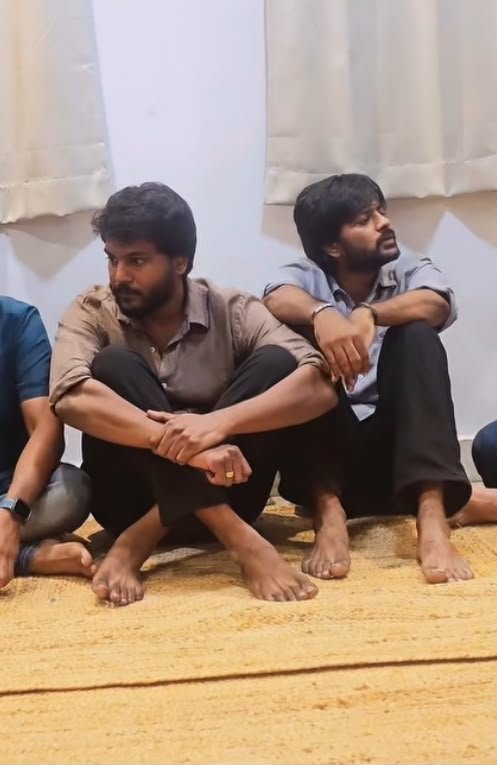 Vaayaaaaadi's tweet photo. This is not at all helping 😭 #rishAnth https://t.co/uraho9f149