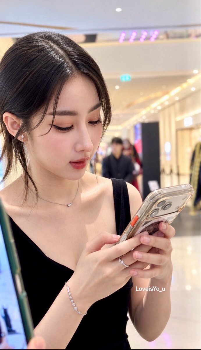httsmasnu's tweet photo. “vou dar uma olhada na tl dos meus fãs e ver todo mundo dizendo que tá com ciúmes da minha roupa”

YOKO GUERLAIN XMAS PARAGON
#GuerlainSiamParagonxYoko https://t.co/eZI7XoZ4as