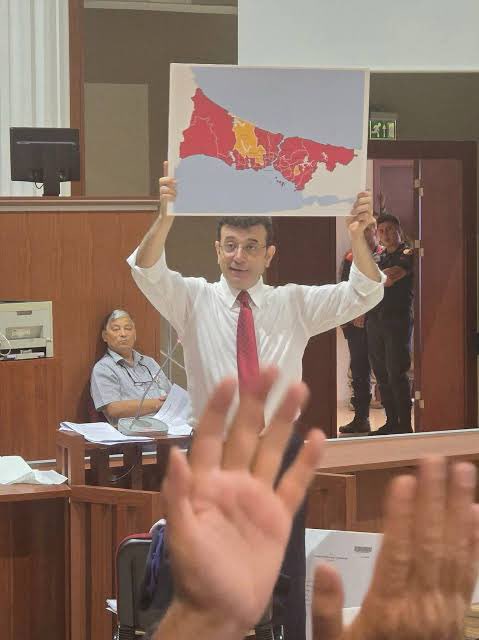 SerkanJournoss's tweet photo. 🔴Tutuklu Cumhurbaşkanı Adayı Ekrem İmamoğlu; 

“Ey halkım, İBB’nin çalışma şablonu.Üst yönetimde kim varsa örgüte yazılmış. Burası kamu kurumu, ben değil devlet kurdu. Örgütü devam ettirirsen Cumhurbaşkanı’na bağlarsın.” https://t.co/91sxLXA8lD