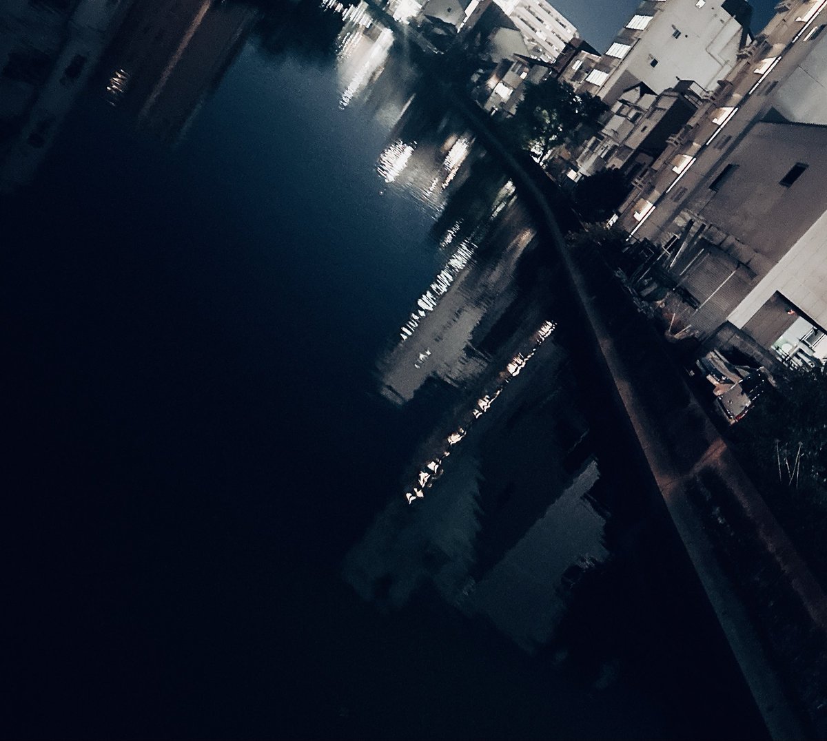 sora5526's tweet photo. 相手は鏡。
映し出してくれるし照らしてくれる。
ひとりでは気付けなかったナニカを教えてくれて 輪郭がハッキリしていく。 https://t.co/4JcM46ZPHv