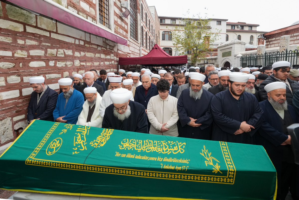 TC_istanbul's tweet photo. Valimiz Davut Gül, yağış sırasında meydana gelen kazada hayatını kaybeden vatandaşımız Mahmut Işıldak’ın İsmailağa Camii’nde kılınan cenaze namazına katıldı.

Vali Gül, Işıldak Ailesi ve yakınlarına başsağlığı dileklerini iletti.

@gul_davut 

📍 Fatih https://t.co/LeB0ziL3EW
