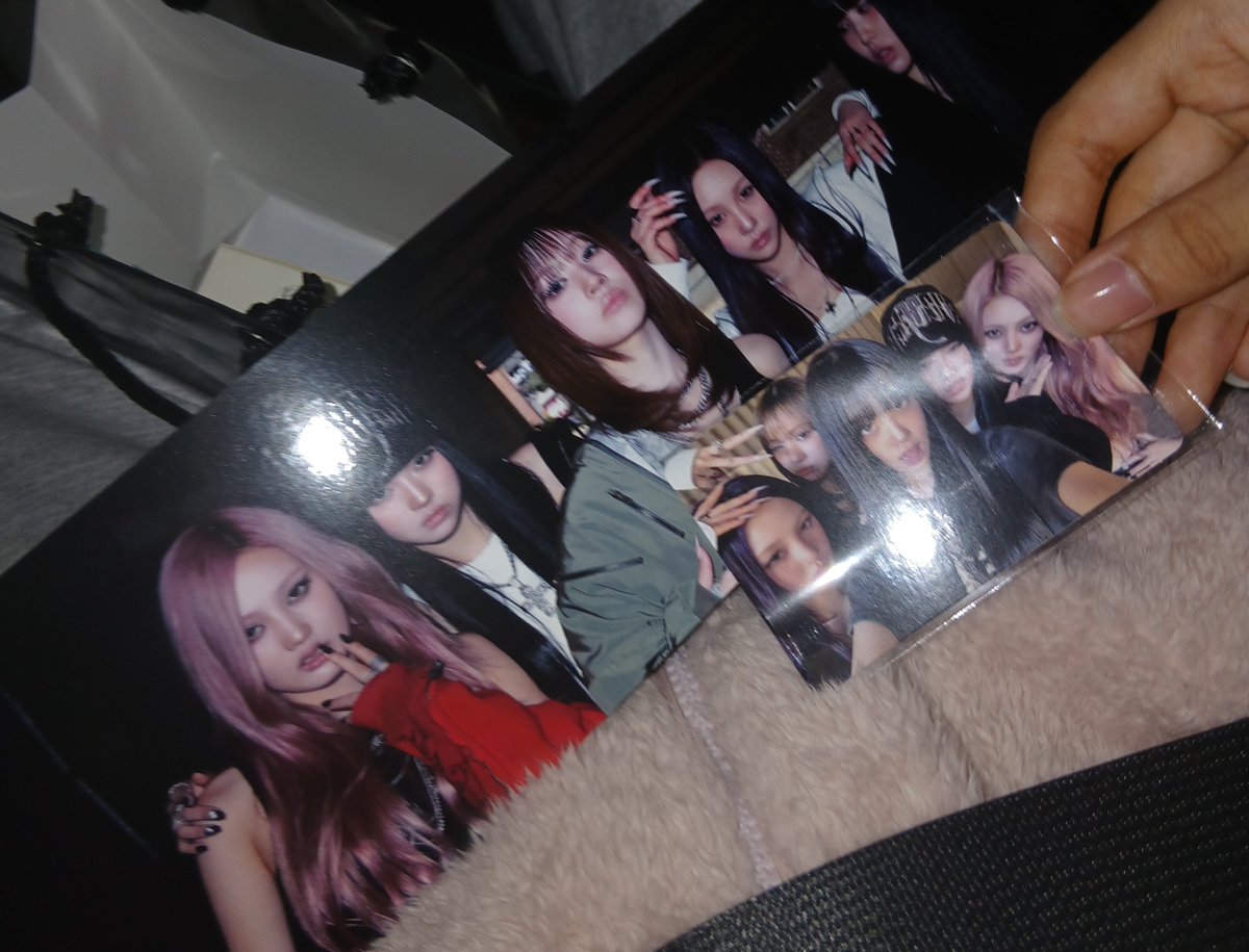 youn9uu's tweet photo. 키비츠 팬스테이지 아픈 상태라 중도퇴장해서 얘기했더니 스태프분들이 친절하게 대해주시고 스페셜 기프트도 주셧어요🥹🫶
스페셜 기프트에 콜라겐팩이랑 라멜린 향수, 단체포카, 애사비 음료도 주는 것 같아요 https://t.co/GPvq81EoeO