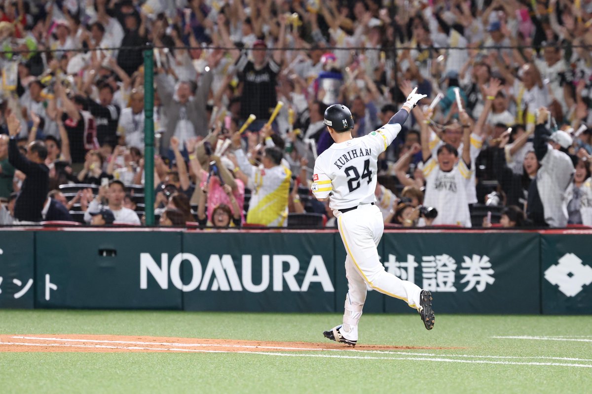takafullc2's tweet photo. 栗原陵矢選手が！！！！！！

サヨナラ満塁ホームラン！！！！！

日本シリーズ進出に王手です！！！！！

photo by Kazutaka Kuriki📷 https://t.co/5aQWtciVRT