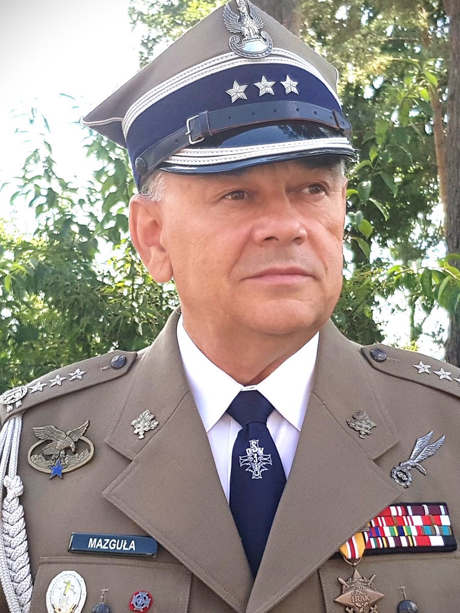 amazgula's tweet photo. Zarząd NSZZ Policjantów i Rafał Jankowski nawołują Policję do zdrady!
Reprezentujący PiS-związki zawodowe policji, czyli NSZZ, Rafał Jankowski oświadczył, że „Policjant nie stoi po stronie rządu...”?
Czyżby? Nie będziecie lojalni wobec rządu? A więc wobec kogo – nierządu?
Mimo że z niewiadomych dla mnie powodów dalej dowodzi wami zbrodniarz przeciwko Polkom i obrońca nadczłowieka Kaczyńskiego, lojalny podwładny „generała granatnika”, to wy jesteście po to, by pełnić służbę Rzeczypospolitej Polskiej kierowanej przez rząd.

Zarząd NSZZ Policjantów chce bezprawia i wy będziecie decydować, kiedy ma interweniować policja?
To Kaczyński będzie wam stawiał zadania, czy staniecie się bandą uzbrojonych bandytów do wynajęcia w kraju?
Rafale Jankowski, ciebie chyba całkowicie odmóżdżyło?

Tego samego Rafała Jankowskiego nie martwiły morderstwa na komisariatach i na ulicach po interwencji policji, pałowanie kobiet, gazowanie pokojowo protestujących, pozbawianie wolności posłanki, strzelanie w twarz dziennikarzowi Solidarności, represje i fałszowanie dowodów przez policjantów w stosunku do aktywnych działaczy opozycji demokratycznej.

Zarząd NSZZ i sam Rafał Jankowski zawsze zajmowali się tylko i wyłącznie płacami i życzeniami w dniach świąt.

Znam cię dostatecznie długo, by nie mieć dzisiaj żadnych wątpliwości, na czyich jesteś usługach.
Jesteś kompromitacją policjanta, durniem na urzędzie. Mam nadzieję, że policjanci sami przekonają cię o tym znacząco.

Zgodnie z art. 27 pkt 1 ustawy z dnia 6 kwietnia 1990 r. o Policji, przed podjęciem służby policjant składa ślubowanie według następującej roty:
„Ja, obywatel Rzeczypospolitej Polskiej, świadom podejmowanych obowiązków policjanta, ślubuję:
służyć wiernie Narodowi, chronić ustanowiony Konstytucją Rzeczypospolitej Polskiej porządek prawny,
strzec bezpieczeństwa Państwa i jego obywateli, nawet z narażeniem życia.
Wykonując powierzone mi zadania, ślubuję pilnie przestrzegać prawa, dochować wierności konstytucyjnym organom Rzeczypospolitej Polskiej,
przestrzegać dyscypliny służbowej oraz wykonywać rozkazy i polecenia przełożonych.
Ślubuję strzec tajemnic związanych ze służbą, honoru, godności i dobrego imienia służby oraz przestrzegać zasad etyki zawodowej.”

W świetle tego ślubowania, kto jest waszym przełożonym i tym, który wydaje rozkazy?
Kto jest organem konstytucyjnym, kto rządzi według Konstytucji, a kto reprezentuje?
Czy niepodejmowanie konstytucyjnych obowiązków przez polityków PiS daje im prawo korzystać z bezprawia i chaosu, który reprezentują i do którego was namawiają?
I wreszcie, co jest waszym honorem? Bałagan w kraju i sabotaż?
Co jest dobrem służby, przywracaniem zasad etyki, dobrego imienia służby: bezprawie i unikanie służby, ale za dobre pieniądze?

Piszesz, Jankowski, w imieniu policjantów, że nie będziecie służyć polityce, nie rządowi, tylko komu: Kaczyńskiemu i Święczkowskiemu, może gwałcicielowi konstytucji?

Rafale Jankowski,
Tym oświadczeniem udowodniłeś, że jesteś politycznie zaangażowany i trwale związany z PiS, i nie odbiegasz ani na jotę od tych, co stali pod Trybunałem, aby bronić go przed wejściem sędziów. Czyli kompletna głupota!

Koleżanki i Koledzy w służbie, Policjantki i Policjanci,
Wszyscy jesteśmy po to, by nie służyć polityce, ale Polsce i jej organom.
Dzisiaj Polska konstytucyjna ma oblicze państwa demokratycznego, którego organem władzy wykonawczej jest wybrany demokratycznie rząd i Minister Spraw Wewnętrznych i Administracji. Negowanie tej oczywistości jest nawoływaniem do anarchii i zdrady narodowej.

Przemyślcie to w swoich sumieniach i nie negujcie oczywistości prawnych na wniosek politycznych agentów obcych służb i ich propagandy.

Służba w Policji jest ciężka i potrzebna zawsze wtedy, gdy istnieje potrzeba siłowego przywracania prawa. Po to macie prawo używania środków przymusu bezpośredniego. Nie wobec tych, którzy przestrzegają prawa, ale tych, którzy to prawo łamią. Dla bezpieczeństwa wszystkich obywateli i w każdej niebezpiecznej sytuacji lub takiej sprzyjającej.

Adam Mazguła

Ponieważ Rafał Jankowski zawiadomił wszystkich o swoim akcie deklarowanej zdrady, to i ja zawiadamiam o moim zdaniu te same instytucje.

#NSZZP, #ZGNSZZP, #NSZZPolicjantów, #Policja, #PolskaPolicja, #Policjant, #Policjanci, #Mundur, #SzacunekDlaMunduru, #MuremZaPolskimMundurem, #Bezpieczeństwo, #BezpieczeństwoPubliczne, #PorządekPubliczny, #Prawo, #PaństwoPrawa, #Praworządność, #TrybunałKonstytucyjny, #TK, #Warszawa, #ZgromadzeniaPubliczne, #OchronaWizerunku, #PrawaPolicjantów, #StopHejt, #StopNienawiści, #Hejt, #OchronaPrawna, #Profesjonalizm, #Deeskalacja, #Służba, #SłużbaPubliczna, #NeutralnośćPolityczna, #ZaufanieSpołeczne, #Godność, #Odpowiedzialność, #Szacunek, #PolicjaToLudzie, #FundamentyPaństwa, #ZwiązkiZawodowe, #SolidarnośćPolicyjna, #RazemDlaPolicjantów
@obserwujący @Ministerstwo Spraw Wewnętrznych i Administracji @Polska Policja @MarcinKierwiński
#PrawdąWOczy #WPoczuciuOdpowiedzialności #TarczaWolnościSłowa #BronimyKonstytucji #ŻołnierzGorszegoSortu #PrawaCzłowieka #WolnośćSłowa #ŚwieckośćPaństwa #PrawaKobiet #WojskoPolskie