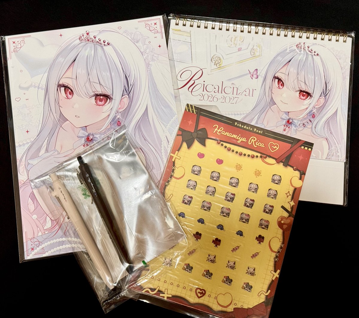 RIKUTO91728's tweet photo. 莉歌ちゃん！16周年グッズ届いたよ！✨
またリカレンダーめくるの楽しみだし
可愛い車のシールは特にお気に入り！🚗
ボールペンのデザインもオシャレかわいい！
ついにRICANOTEも手に入れて嬉しすぎ！
みんなが使えるようにって考えてくれたから大切に使います！
最高のグッズありがとう！😆
#花宮莉歌 https://t.co/8c4Y23yXUK
