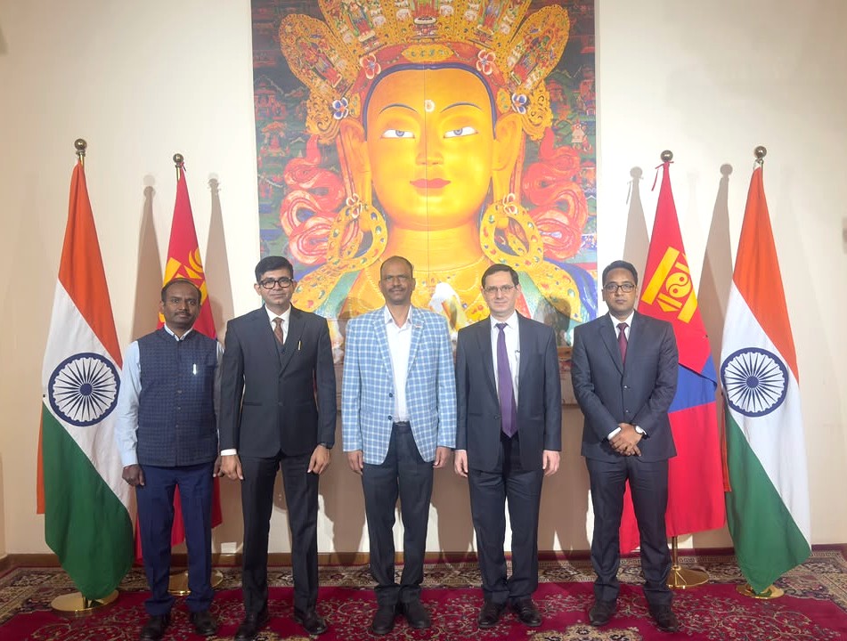 IndiainMongolia's tweet photo. 2026 оны 10-р сарын 15-ны өдөр БНЭУ-аас Монгол Улсад суугаа Элчин сайд Эрхэмсэг ноён Атул Малхари Готсурве Энэтхэгийн Экспорт-Импортын Банк (EXIM Bank of India)-ны Ерөнхий Менежер Викрамадитья Угра болон тус банкны бусад удирдах албан тушаалтнуудтай уулзав. Уулзалтын үеэр талууд хамтын ажиллагааг өргөжүүлэх болон Энэтхэг Улсын хөнгөлөлттэй зээлийн шугамаар Монгол Улсад хэрэгжиж буй хөгжлийн түншлэлийн төслүүдийн явцыг хэлэлцлээ. Мөн Энэтхэг Улсаас бараа бүтээгдэхүүн импортлох зорилгоор Худалдаа Хөгжлийн Банк болон Голомт Банкаар дамжуулан Монголын бизнес эрхлэгчдэд олгох зээлийн зохицуулалтын асуудлаар санал солилцов.

On 15 Oct 2026, HE Mr Atul Malhari Gotsurve, Ambassador of India to Mongolia met with Mr Vikramaditya Ugra, Chief General Manager and other Senior Officer of Exim Bank of India and discussed various issues of mutual cooperation and ongoing Development Partnership Project in Mongolia with the concessional Line of Credit. They also discussed loan arrangement extended to Mongolian businessmen through TDB and Golomt Bank from importing goods from India.
#भारत #India #Mongolia #OilRefinery #ITCentre #Trade #Business #Commerce #Finance #Loans
@MEAIndia @IndianDiplomacy @IndiaEximBank @Golomtbank