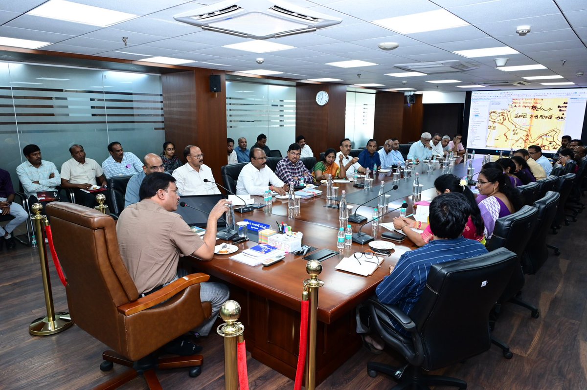 Comm_HYDRAA's tweet photo. -- కూకట్పల్లి నాలా విస్తరణకు హైడ్రా చర్యలు
-- ఫతేనగర్, బాలానగర్ ప్రాంతాల ముంపు సమస్య పరిష్కారానికి అడుగులు
-- పూడికతీతతో పాటు ఆక్రమణల తొలగింపు
-- సంబంధిత శాఖల అధికారులతో హైడ్రా కమిషనర్ సమీక్ష

❇️ ఫతేనగర్‌ – బాలానగర్‌ పారిశ్రామిక, నివాస ప్రాంతాల్లో వరద ముప్పును శాశ్వతంగా పరిష్కరించేందుకు హైడ్రా చర్యలు చేపట్టింది. ఈ క్రమంలో ఇప్పటికీ కూకట్పల్లి నాలాలో పూడికతీత పనులను ముమ్మరంగా చేపట్టిన హైడ్రా.. ఆక్రమణలు తొలగించడంపై దృష్టి పెట్టింది. పెదవాళ్ళ నివాసాల జోలికి వెళ్లకుండా ఈ చర్యలు తీసుకుంటోంది. ఈ మేరకు గురువారం సంబంధిత శాఖల అధికారులతో హైడ్రా కమిషనర్ శ్రీ ఏవీ రంగనాథ్ గారు  హైడ్రా కార్యలంలో సమీక్షించారు.
సీ‌ఎంసీ, ఎంఎంసీ, పారిశ్రామికవాడ కోఆపరేటివ్‌ సొసైటీ ప్రతినిధులు, ఐలా (ILA) అధికారులు, సంబంధిత శాఖల అధికారులు ఇందులో పాల్గొన్నారు. ఫతేనగర్‌–బాలానగర్‌ పారిశ్రామిక ప్రాంతాల్లో వరద ముప్పును శాశ్వతంగా నివారించాలంటే నాలాల్లో పూడికతీతతో పాటు, ఆక్రమణలను తొలగించి నాలాను విస్తరించడం అత్యంత కీలకమని హైడ్రా కమిషనర్‌ శ్రీ ఏవీ రంగనాథ్‌ గారు అన్నారు. చెరువుల నుంచి వచ్చే వరద నీరు ఎలాంటి ఆటంకాలు లేకుండా నాలాల ద్వారా వెళ్లేలా చర్యలు తీసుకోవాలని కమిషనర్‌ అధికారులకు సూచించారు. నల పొడుగునా పారిశ్రామికవాడ లేఅవుట్ ను పరిశీలిస్తే ఆక్రమణలు ఎంతమేర జరిగాయనేది స్పష్టం అవుతుందన్నారు. సికింద్రాబాద్ ప్యాట్నీ నాలా విస్తరణ మాదిరి ఇక్కడ కూడా పనులు జరగాలన్నారు. ప్యాట్నీ నాల విస్తరణతో ఎగువున ఉన్న వేల కుటుంబాలకు, పదులసంఖ్యలో ఉన్న బస్తీలకు వరద ముప్పు తప్పించామని గుర్తు చేశారు.

-- భారీమోత్తంలో వరద సాఫీగా సాగేలా
❇️ పరికిచెరువు, ఐడీఎల్‌ చెరువుల నుంచి వచ్చే వరద నీరు కూకట్‌పల్లి నాలా ద్వారా ప్రవహిస్తుండగా, ఫాక్స్‌ సాగర్‌ నుంచి జీడిమెట్ల మీదుగా వచ్చే వరద కాలువ గౌతంనగర్‌ పరిసరాల్లో ఈ నాలాలో కలుస్తుంది. యిలా హుస్సేన్‌సాగర్‌లో కలిసే వరకు నల విస్తరణ చేపట్టాల్సి ఉంది. 

-- 40 మీటర్ల వెడల్పు నాలా 9 మీటర్లకు చేరింది
❇️ ఫతేనగర్‌ ప్రాంతంలో సుమారు 40 మీటర్ల వెడల్పు ఉండాల్సిన నాలా కొన్ని ప్రాంతాల్లో ఆక్రమణల కారణంగా కేవలం 9 మీటర్లకు కుంచించుకుపోయిందని అధికారులు కమిషనర్‌ దృష్టికి తీసుకొచ్చారు. ఫతేనగర్‌–బాలానగర్‌ పారిశ్రామిక ప్రాంతాల్లోని నాలా మొత్తం సుమారు 4.2 కిలోమీటర్ల మేర విస్తరించి ఉందని, ఇందులో 2.2 కిలోమీటర్ల పరిధి సీ‌ఎంసీ పరిధిలోకి, మరో 2 కిలోమీటర్లు ఎంఎంసీ పరిధిలోకి వస్తాయని అధికారులు తెలిపారు. సంబంధిత శాఖలు సమన్వయంతో పనిచేస్తూ నాలా హద్దులను గుర్తించాలని, ఆక్రమణల తొలగింపునకు అవసరమైన చర్యలు చేపట్టాలని కమిషనర్‌ సూచించారు.

 -- పారిశ్రామికవాడకు 47 ఎకరాల భూ కేటాయింపు.
❇️ పారిశ్రామికవాడ కోఆపరేటివ్‌ సొసైటీకి 1963లో 30 ఎకరాలు, 1964లో 17 ఎకరాలు కేటాయించినట్లు సమావేశంలో అక్కడి పారిశ్రామిక ప్రతిందులు ప్రస్తావించారు. నాలా హద్దులు, పారిశ్రామిక ప్రాంతంలోని నిర్మాణాలు, ప్రస్తుత పరిస్థితులను పరిశీలించి సమస్యను పరిష్కరించాల్సిన అవసరాన్ని అధికారులు వివరించారు.కేవలం 30 నిమిషాల పాటు వర్షం కురిసినా పారిశ్రామిక యూనిట్లు తీవ్ర ఇబ్బందులు ఎదుర్కొంటున్నాయని పారిశ్రామికవేత్తలు తెలిపారు. నాలా ఆక్రమణల తొలగింపు, విస్తరణ పనులకు తాము పూర్తి సహకారం అందిస్తామని పారిశ్రామికవాడ కోఆపరేటివ్‌ సొసైటీ ప్రతినిధులు, పారిశ్రామికవేత్తలు హామీ ఇచ్చారు. తొలుత తరచూ వరద ముంపునకు గురవుతున్న ప్రాంతాల్లో నాలా విస్తరణకు ప్రాధాన్యం ఇస్తూ, సంబంధిత శాఖలన్నీ సమన్వయంతో పనిచేసి సమస్యకు శాశ్వత పరిష్కారం చూపాలని హైడ్రా కమిష ఈ శ్రీ ఏవీ రంగనాథ్ గారు ఈ సందర్భంగా అధికారులను ఆదేశించారు.

#HYDRAA #NalaDesilting #FloodPrevention #FloodManagement #fathenagar