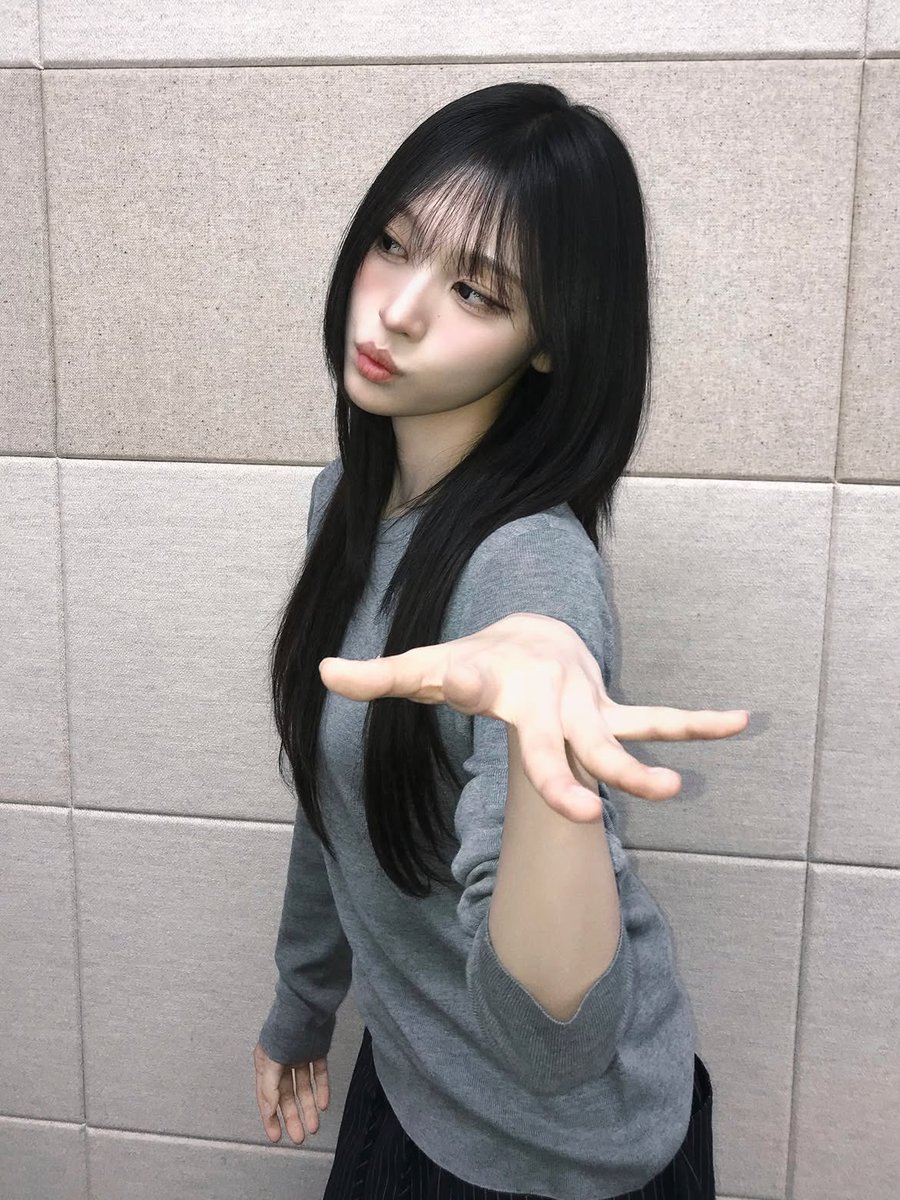 29ovey's tweet photo. 아잠만     사복스타일바뀐거 real인듯
새로산자켓잇다더니 이사진에두개다입은거같고
추구미 깔끔하고미니멀한느낌으로바꼇댓는데  어나완전이해햇어…..  이느낌너무좋아,계속하자(ㅜㅜ) https://t.co/YXlQXl4F5r