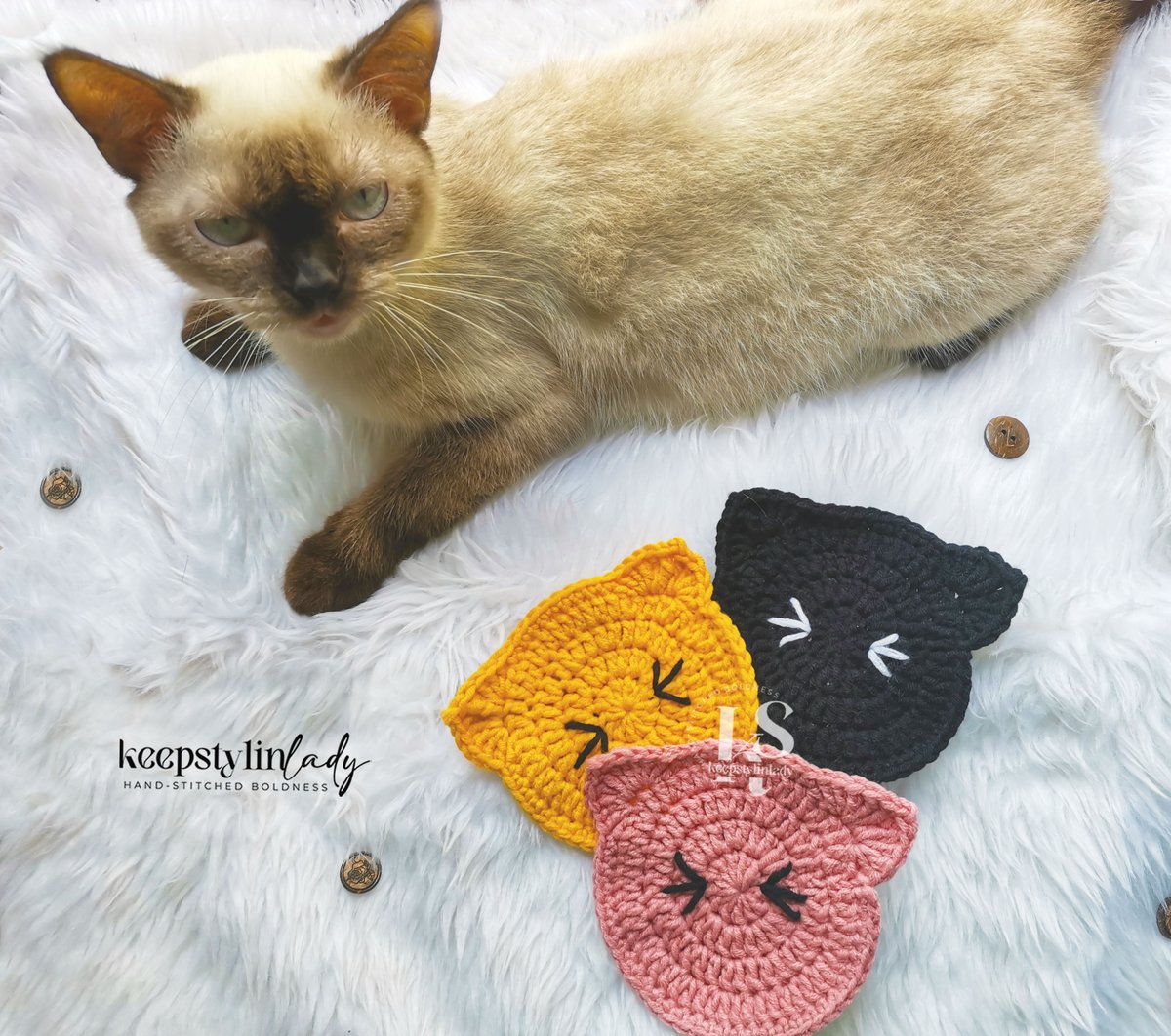 keepstylinlady's tweet photo. catalogue 1; Crochet Cat Coaster by @keepstylinlady 

Colors are customizable! This specific colorway was inspired by anya's bucket hat colors whdkjahsflj

shopee link:
https://t.co/mrKvpMzvjO 

#KSLady #keepstylinlady #crochet https://t.co/oZcUSKfJ3s