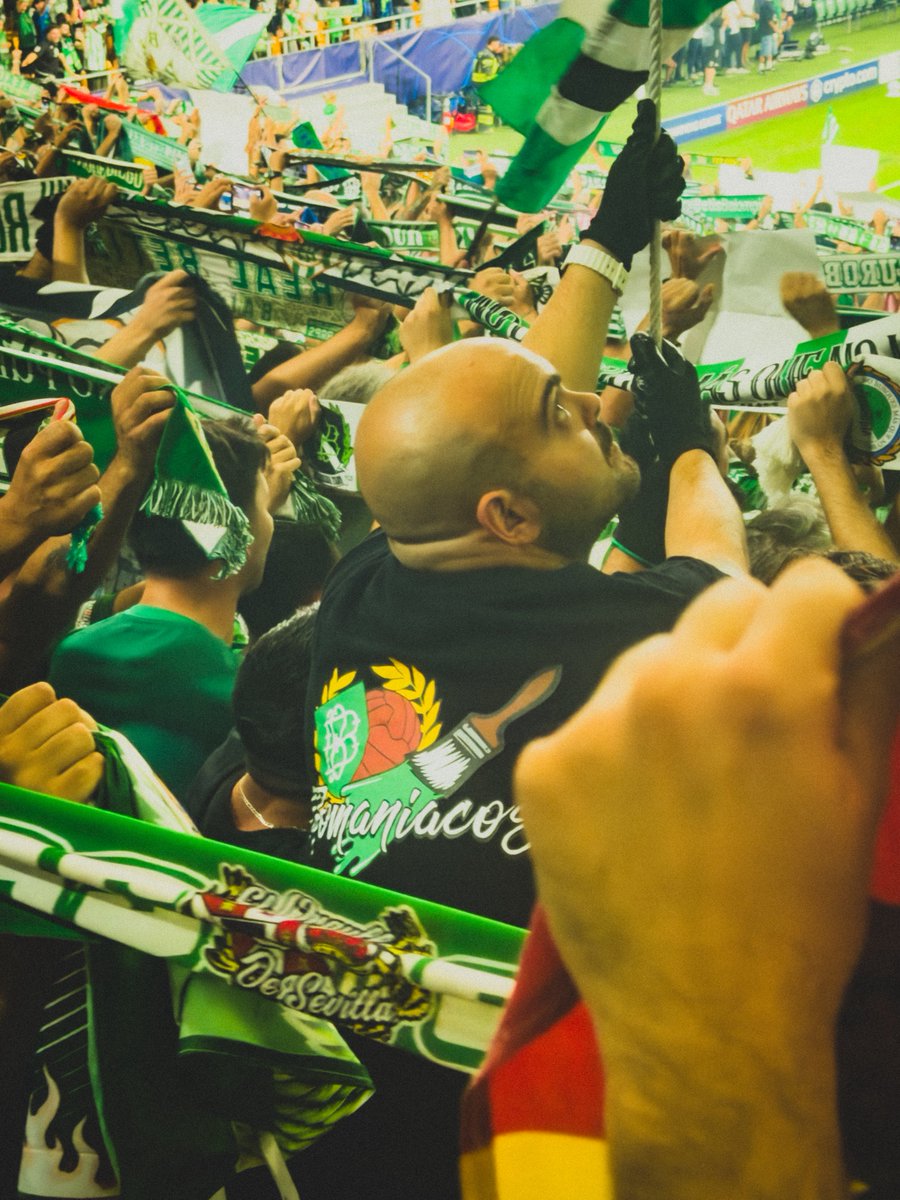 M_Socarras's tweet photo. Del partido de ayer sacaría 1.000 historias, pero hay que ser justos: la primera debe ser para los «Tifomaniacos» de @GolSur1907.

Han abierto la veda de los tifos en vertical, debutando en la mejor competición del mundo. Vendrán tifos mucho mejores, estoy seguro, pero el de ayer ya ha quedado grabado con letras de oro en la retina de todo el beticismo.

Mucha historia por contar, a base de brochazos en verdiblanco.

¡GRACIAS! 💚