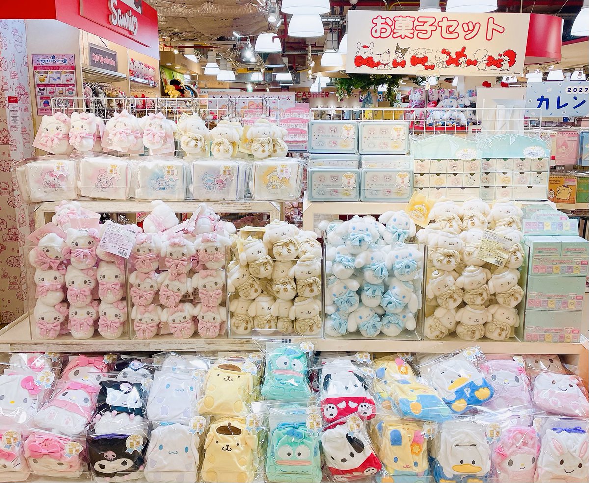u_kiddyland's tweet photo. 🎀サンリオコーナー🎀

＼新商品のお知らせ／

10/16(金)〜販売の商品をご案内いたします✨

🎄クリスマス菓子🎄

クリスマス気分を盛り上げるお菓子入りのギフトとなっております✨
※一部入荷のない商品がございます。
※お一人様一会計につき商品は各5点ずつご購入いただけます。 https://t.co/CftogSlh4r