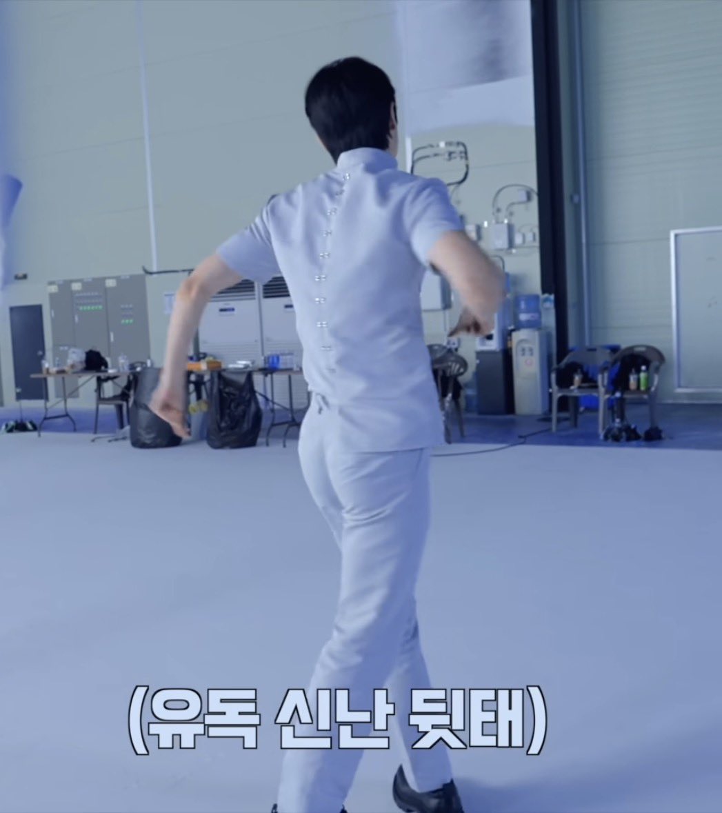 SSNNN00's tweet photo. 바지를 안입는게 덜 야할것같음 https://t.co/zNqYgnjgoM