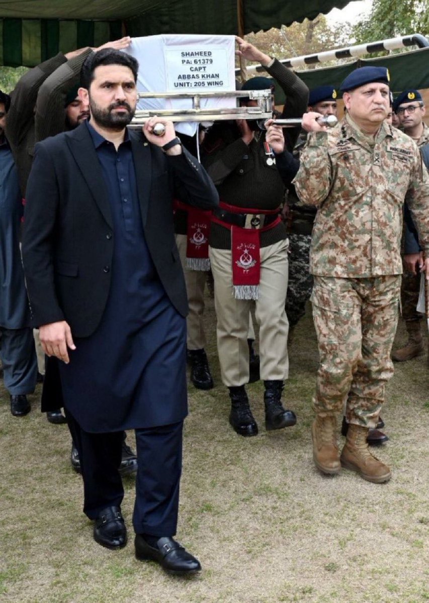 RodiumInsights's tweet photo. سہیل آفریدی تنقید سے مبرا نہیں ۔
تحریک انصاف کا ہر عہدیدار عوام کو جوابدہ ہے ۔
ہم تو پہلے دن سے کہہ رہے ہیں کہ عمران خان اور انکے بہنوں کے علاوہ کوئی قابلِ اعتبار نہیں ۔ 
تو پھر اچانک اس فضول بحث کا کیا مطلب ہے؟ 
سہیل آفریدی کو بھی ویسے ہی ٹریٹ کیا جائے گا جیسے باقی سب کو کیا گیا ۔ شک ہو گا سوال کریں گے ۔ 
گیارہ ماہ میں اسکی کوئی ایک کامیابی بتا دیں جسکا فائدہ پارٹی یا عمران خان کو ہوا ہے ؟ 
اس نے تو سیکٹر کمانڈر کے ساتھ ملکر انکے جنازوں کو کندھا بھی دیکھ کر دیکھ لیا ، پھر کیا حاصل ہوا الٹا گورنر راج لگ گیا ! تو کہیں تو کچھ غلط کیا ناں جسکا اتنا بڑا نقصان اٹھانا پڑا ؟!  جب تک لانگ مارچ تھا سارے اختلاف سارے سوال سائیڈ پر رکھ کر سپورٹ کیا ۔ مگر اب سوال بنتے ہیں اسکا جواب سہیل آفریدی کو دینا چاہیے ۔