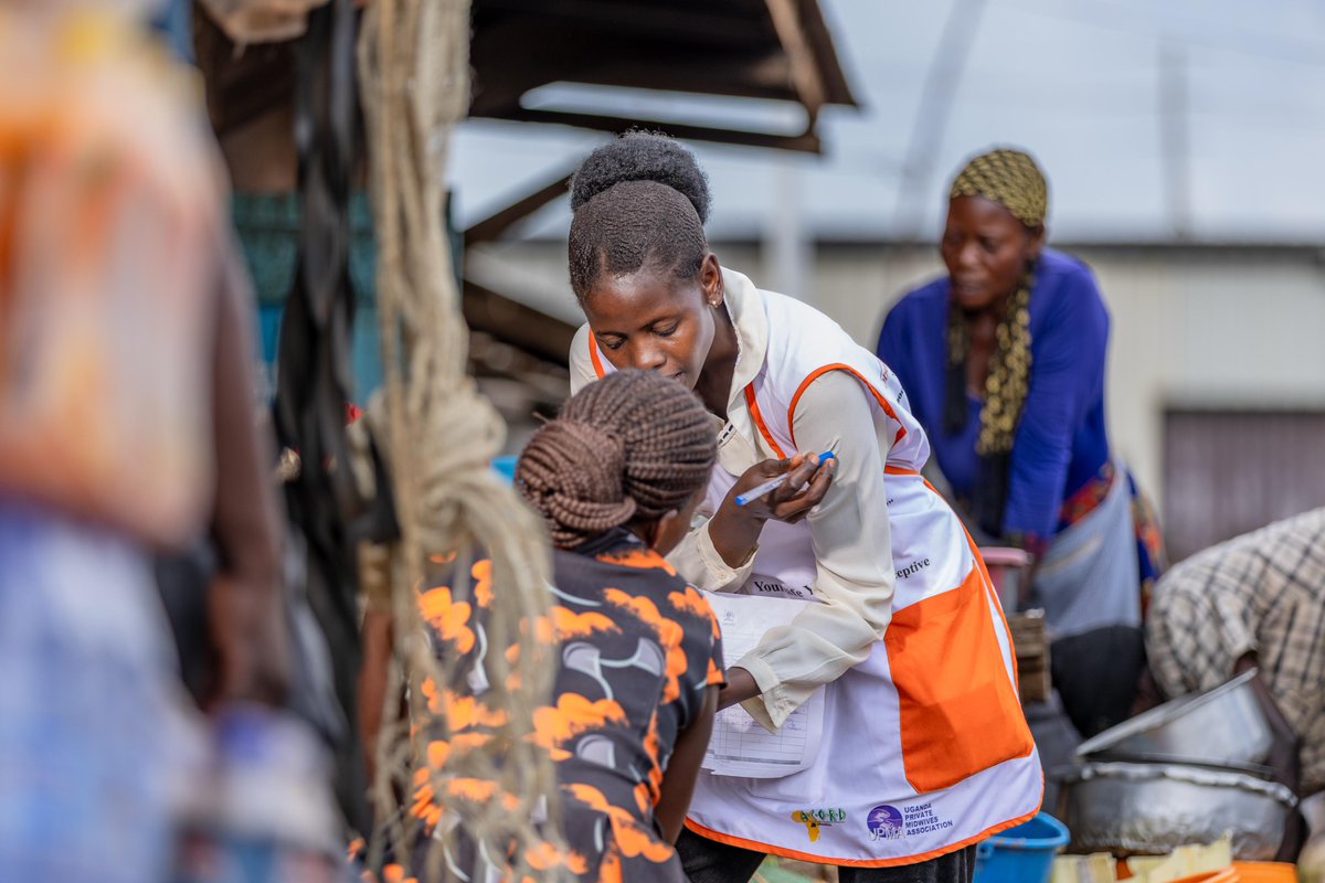 muxoke's tweet photo. Women and residents at Masese Landing Site in Jinja recently took part in a community sensitisation activation under the Women X Project.
This gave them a chance to learn more about family planning in their own community.
#WomenX https://t.co/8pjhnQT1BS
