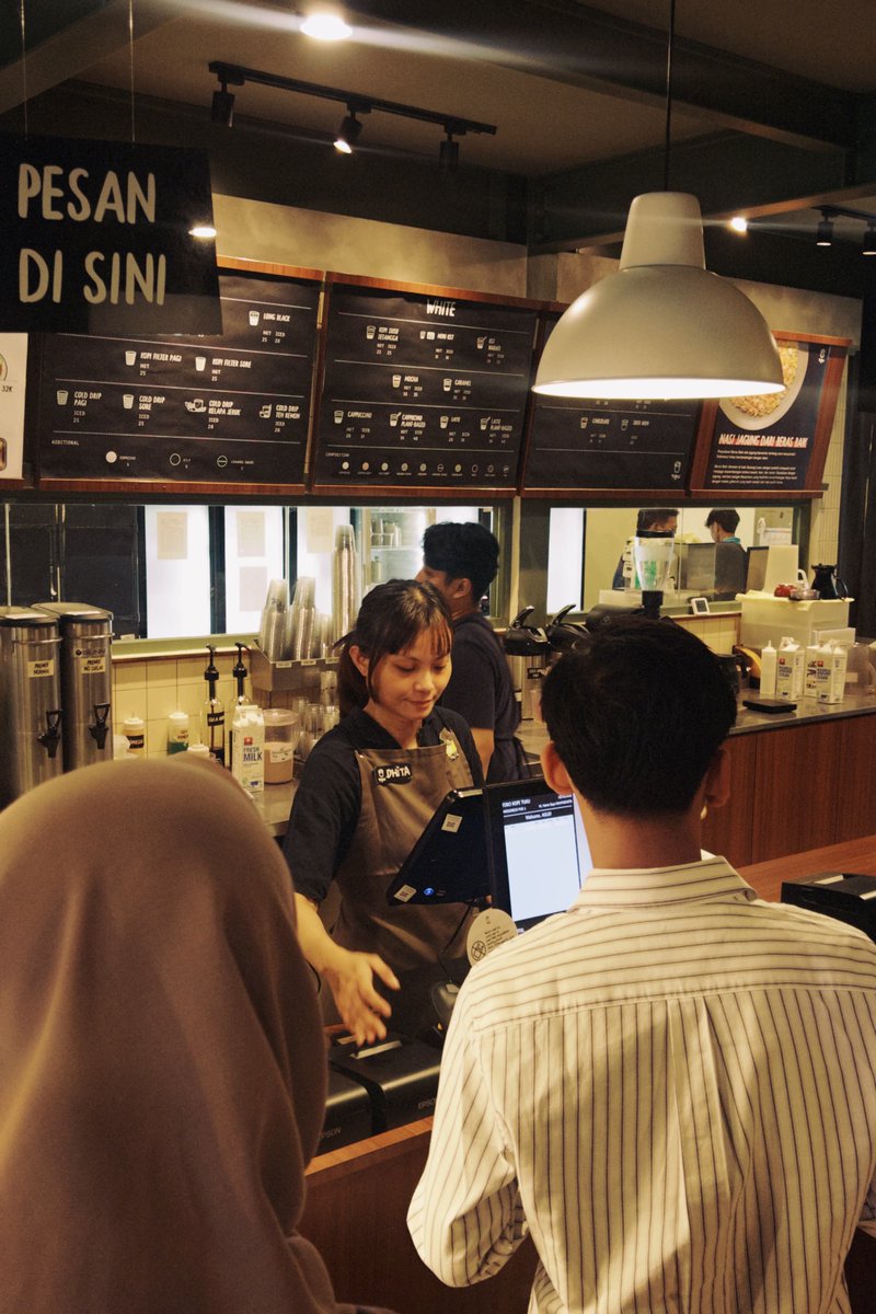KapudS640's tweet photo. TOKO KOPI TUKU, YA?

Nggak ada Wi-Fi gratis, nggak ada colokan, nggak ada spot foto estetik, bahkan nggak ada meja khusus untuk 6, 4, atau 2 orang. Semuanya pakai sharing table.

Ternyata, memang itu makna sebutan “tetangga” buat kita. Datang, ngobrol, ngopi sebentar, lalu lanjut lagi ke aktivitas masing-masing.

TOKO KOPI TUKU BUKAN COWORKING SPACE BERKEDOK COFFEESHOP. 👏