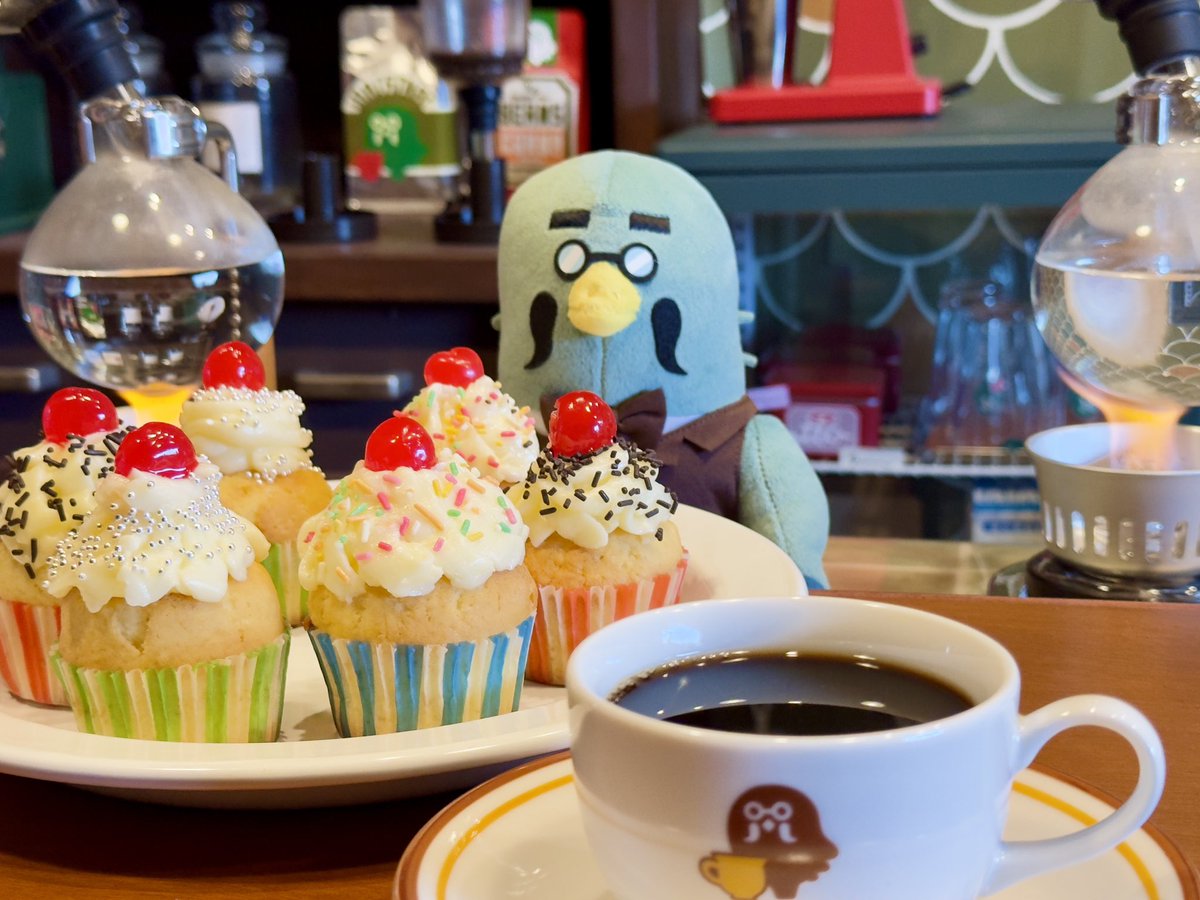tcn_2020's tweet photo. 今日はマスターの誕生日🕊️
カップケーキとコーヒーでささやかなお祝いをしました🧁☕️

#ACNH #どうぶつの森
#喫茶ハトの巣 #Brewster https://t.co/XDvdDLxYU0