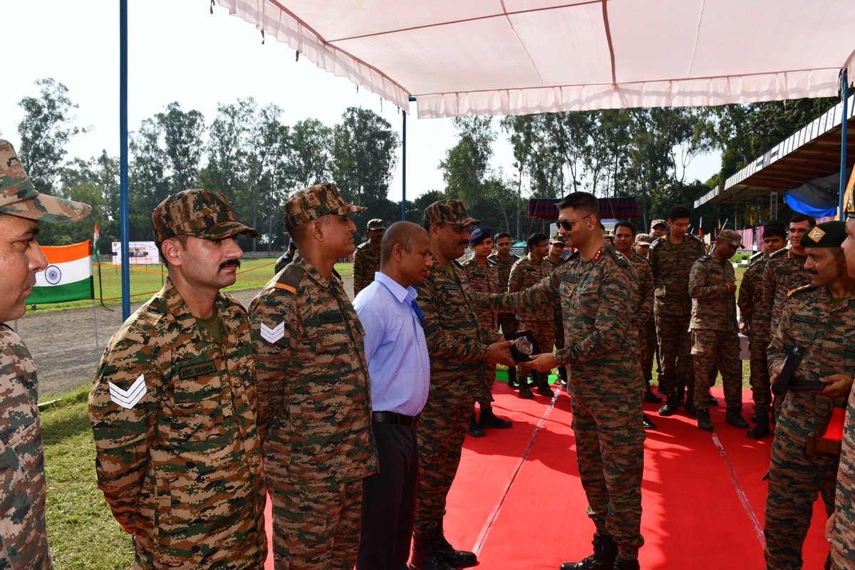 ProDefLko's tweet photo. Discipline, Dedication, Determination, Direction

🇮🇳Maj Gen Manish Kumar, YSM, SM**, ADG HQ Rtg Zone (UP & UK), visited the ongoing #Agniveer Recruitment Rally at BEG & Centre, #Roorkee on 13 and 14 Oct  to oversee the recruitment process.
During his  review , the ADG interacted with the team involved and felicitated deserving service personnel for their exemplary dedication in flawless conduct of the rally. He further held an interaction with the Station Commander, BEG & Centre, Roorkee and officials of Civil Administration in Roorkee to ensure seamless administrative synergy. 

The #IndianArmy reaffirmed its commitment to a completely fair, transparent and strictly merit-based selection.

#IndianArmy #AgnipathScheme #NationBuilding #JoinTheArmy